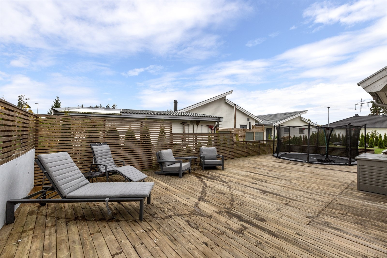 Meget romslig og solrik markterrasse med god plass til diverse utemøblement Galleribilde