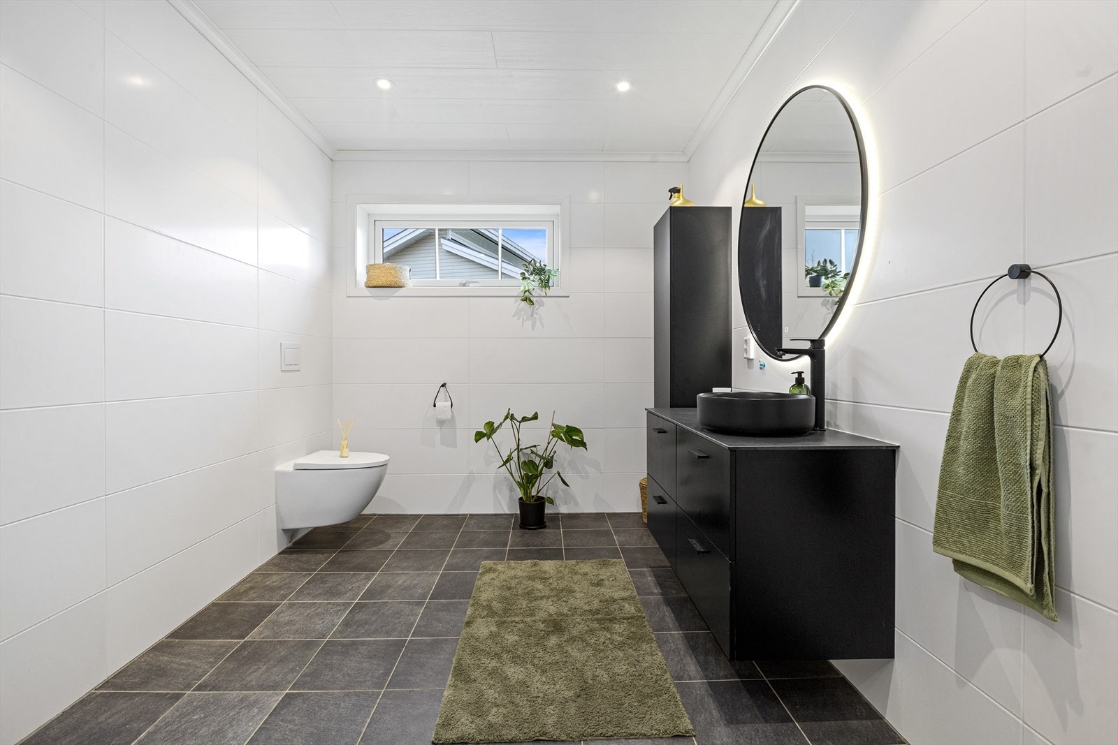 Helfliset bad med underliggende varmekabler og innfelte downlights Galleribilde