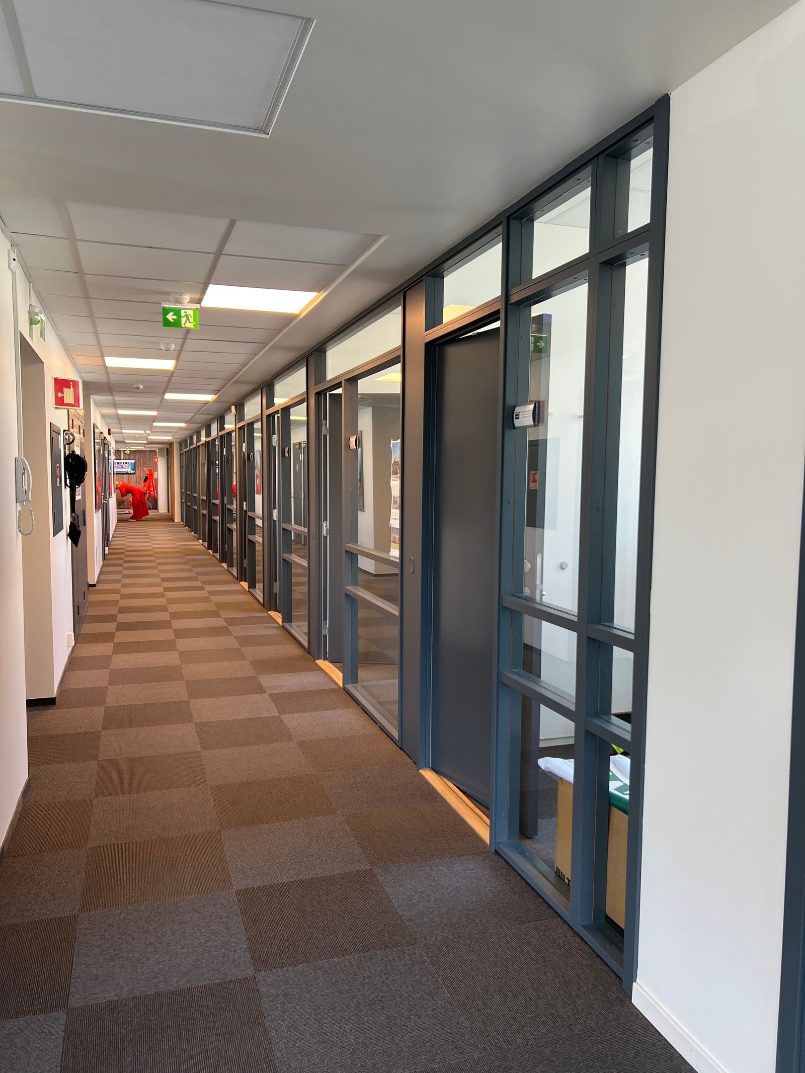 Lokalet består hovedsaklig av cellekontorer Galleribilde