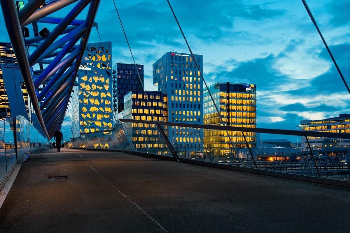 Akrobaten er en gangbro over sporområdet ved Oslo sentralstasjon som forbinder områdene Grønland og Bjørvika som en del av Stasjonsallmenningen. Galleribilde