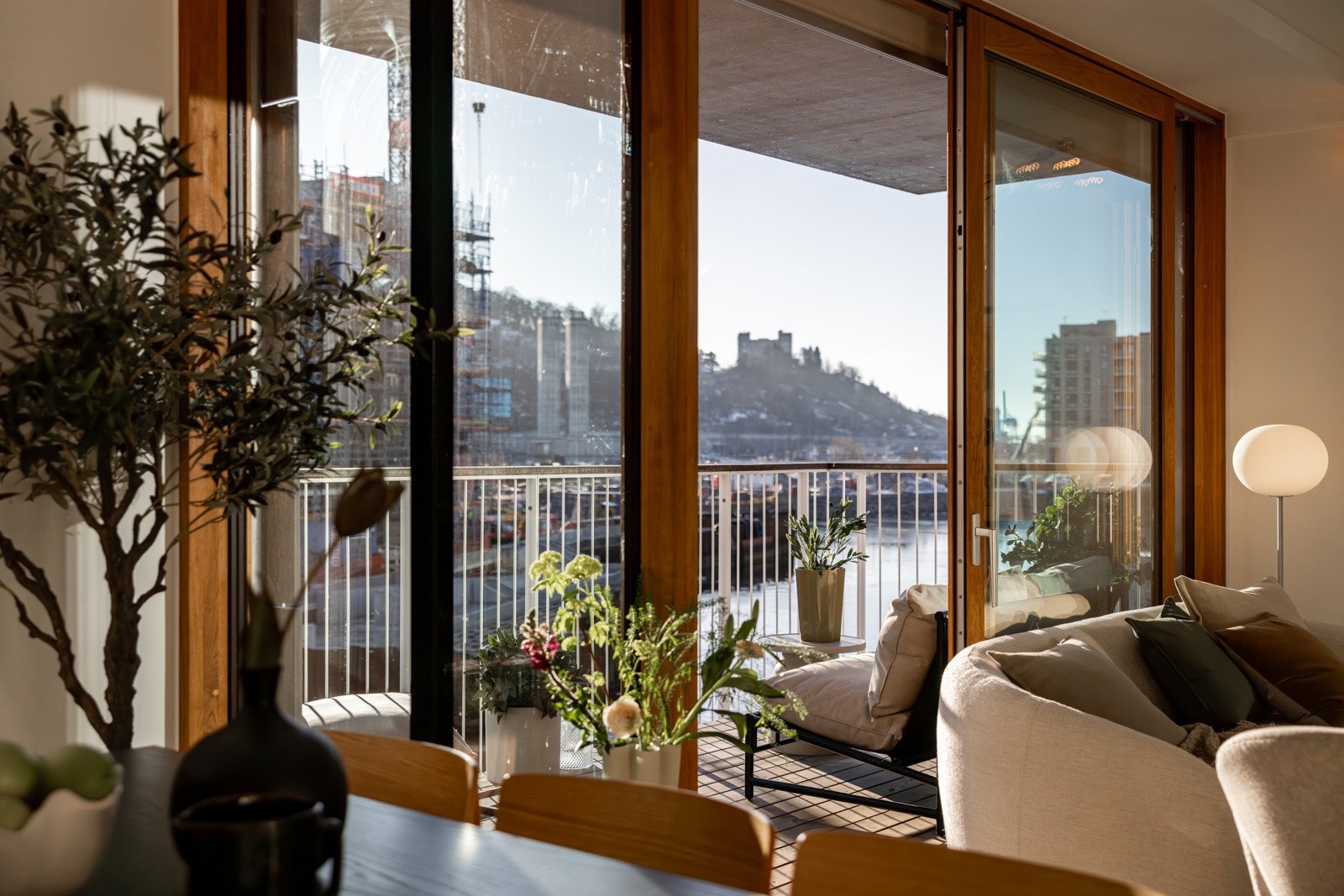 Fra allrommet er det utgang til en solrik balkong. Galleribilde