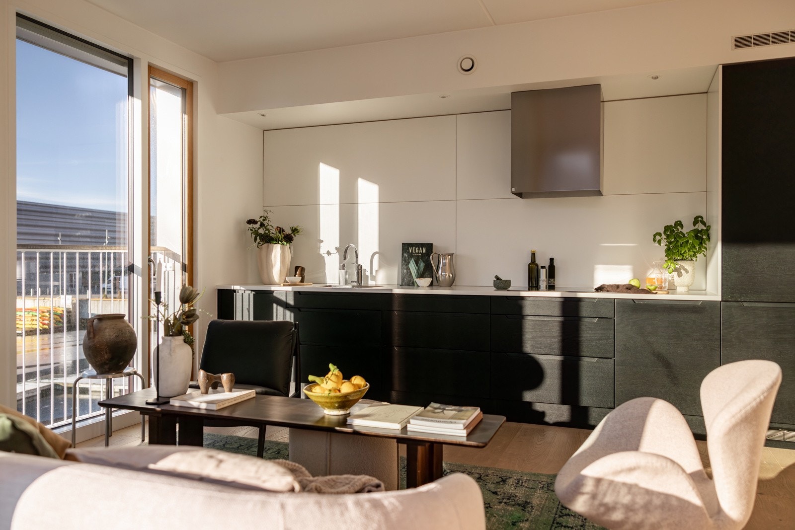 Stilrent kjøkken med integrerte hvitevarer og gode arbeidsflater. Galleribilde