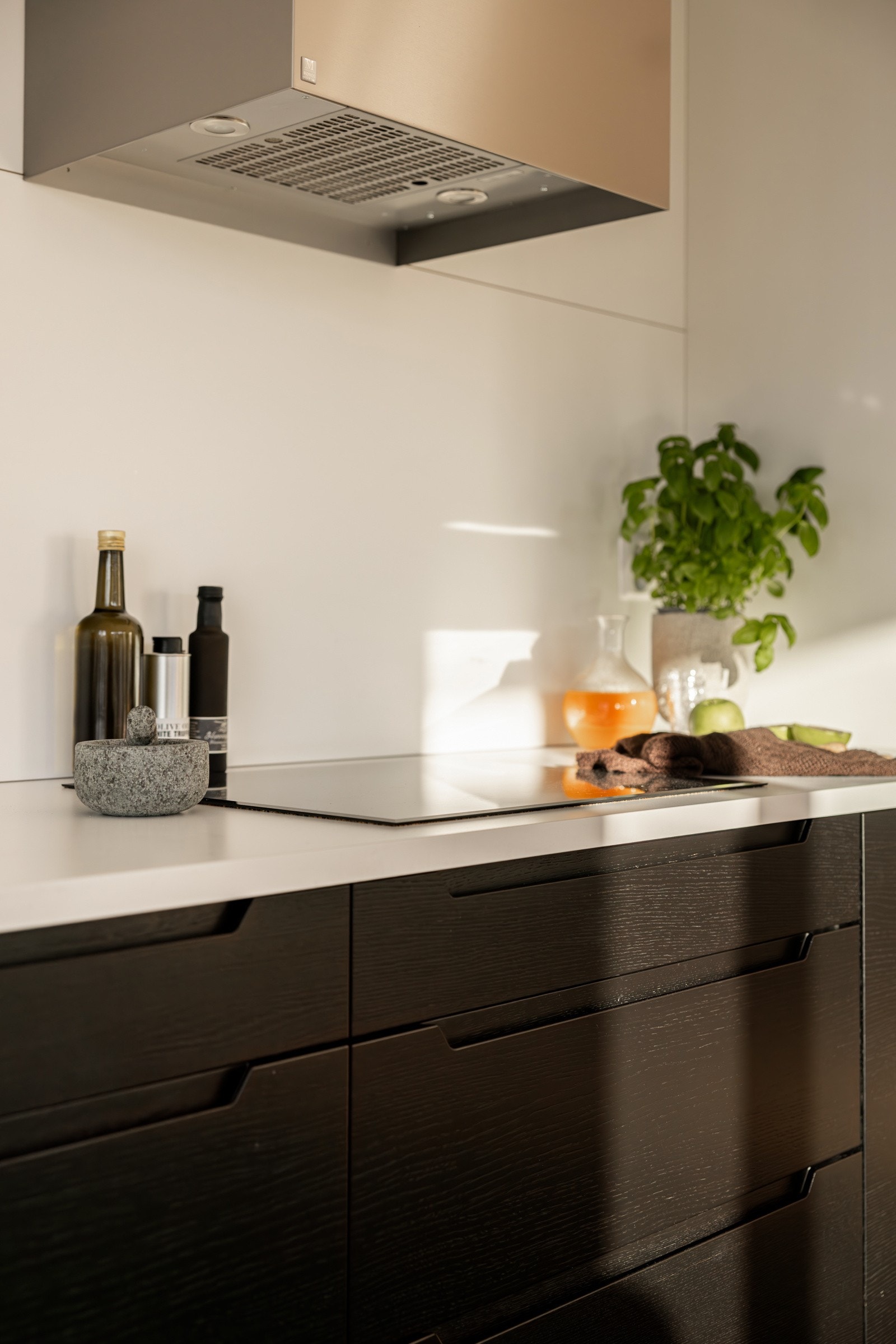 En slitesterk benkeplate og god lagringsplass i skuffer og skap. Galleribilde