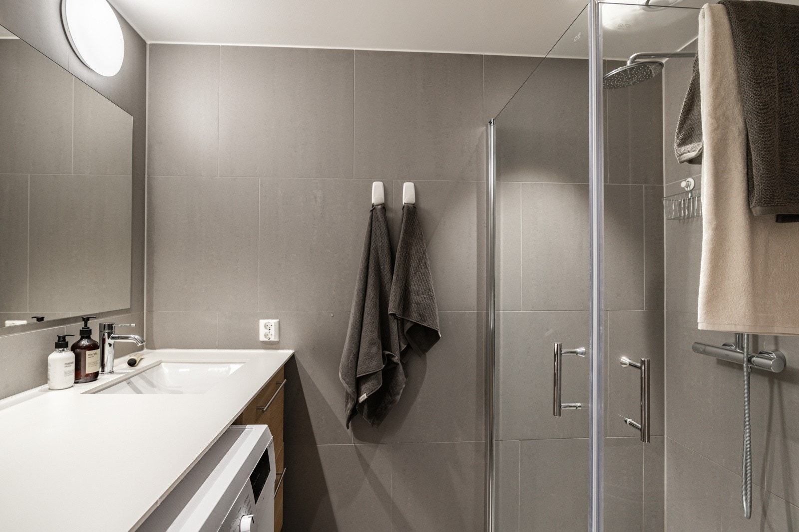 Stilrent baderom med varme i gulvet. Galleribilde