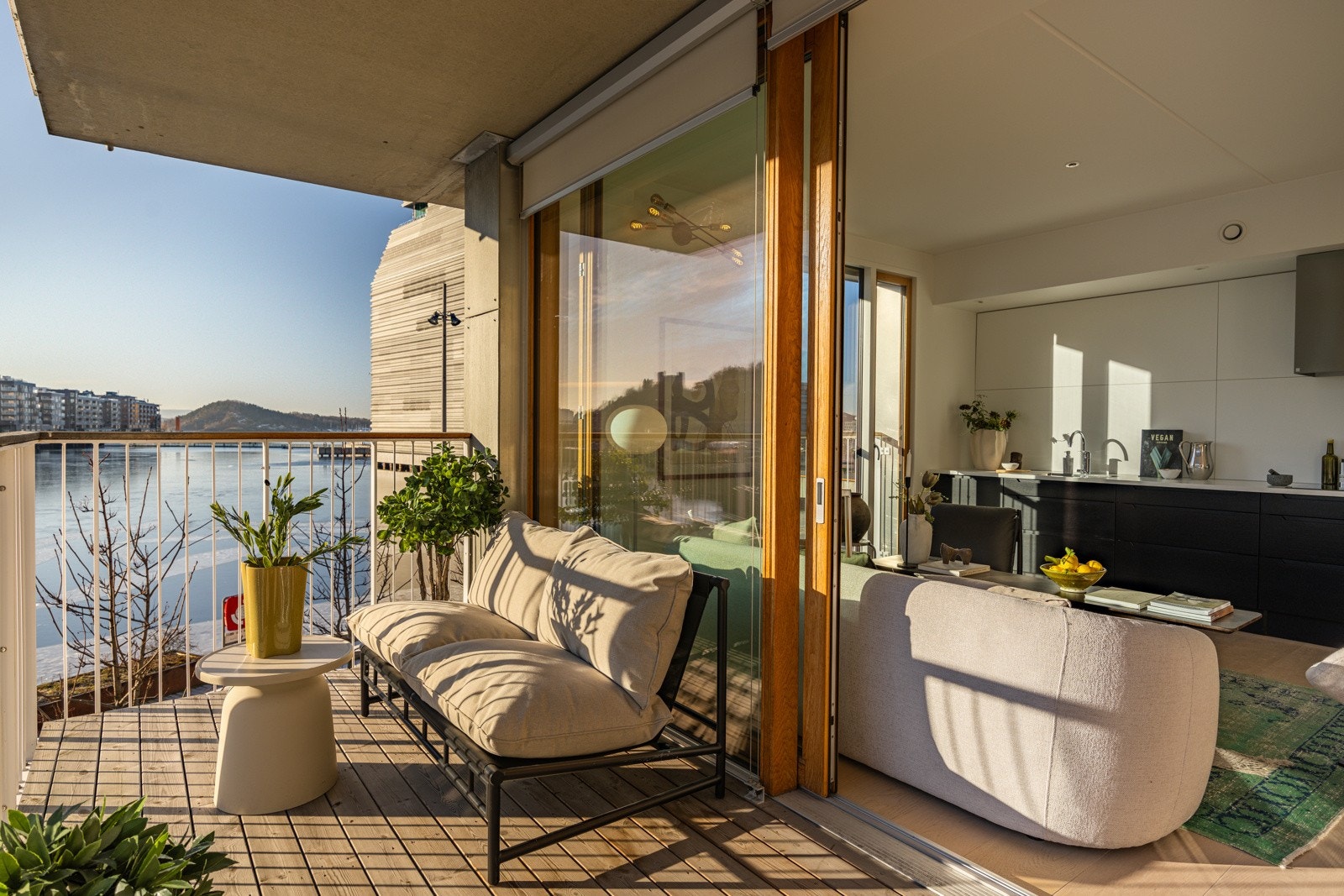 Balkongen er ca. 8 kvm og det er rikelig med plass til utemøbler. Galleribilde