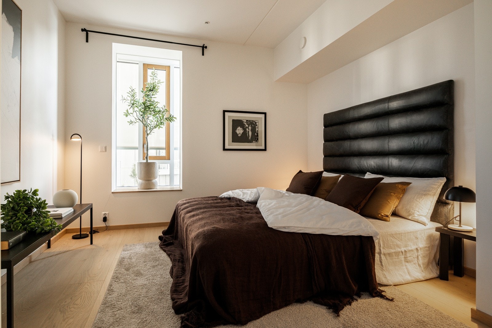 Den generøse takhøyden gir spesielt god romfølelse. Galleribilde