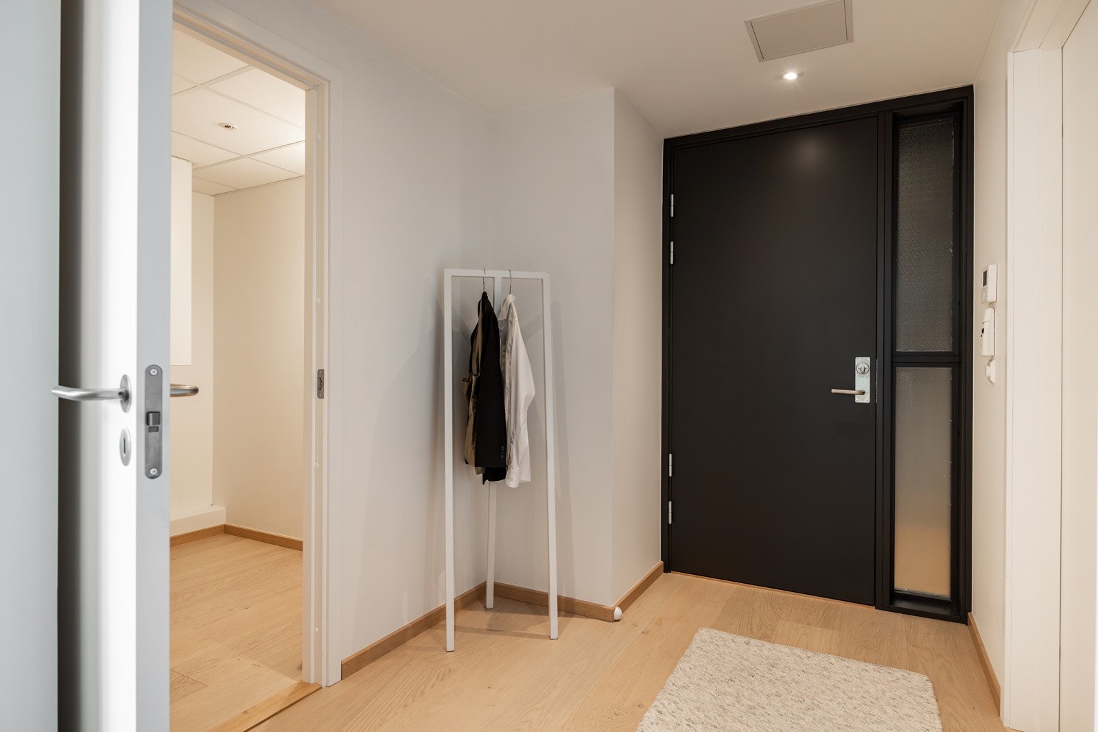 Innbydende entré med direkte adkomst til omkledningsrom / innvendig bod. Galleribilde