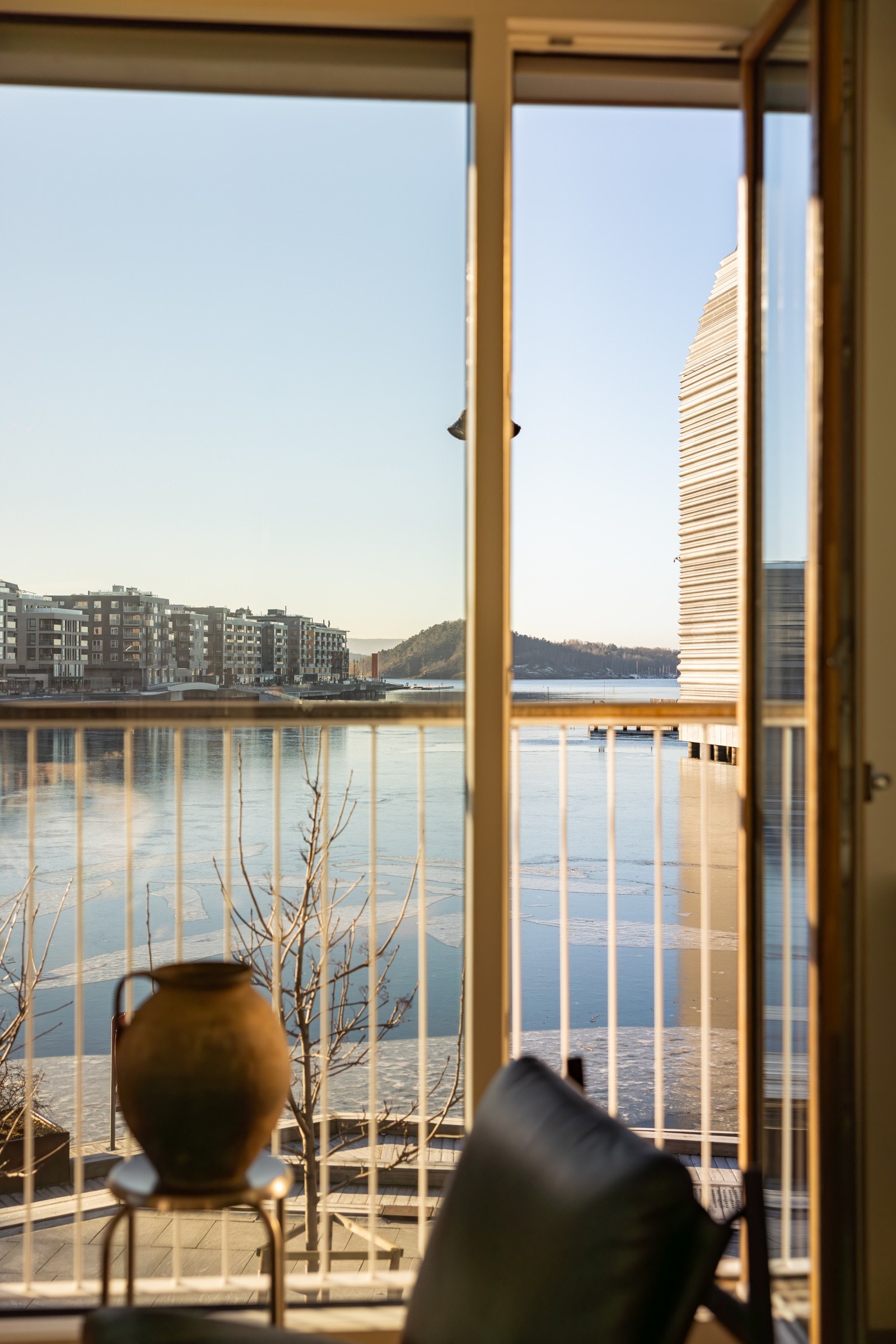 Meget ettertraktet beliggenhet i front av det unike prosjektet Vannkanten. Fantastisk intern beliggenhet med vakker sjøutsikt mot Hovedøya. Galleribilde