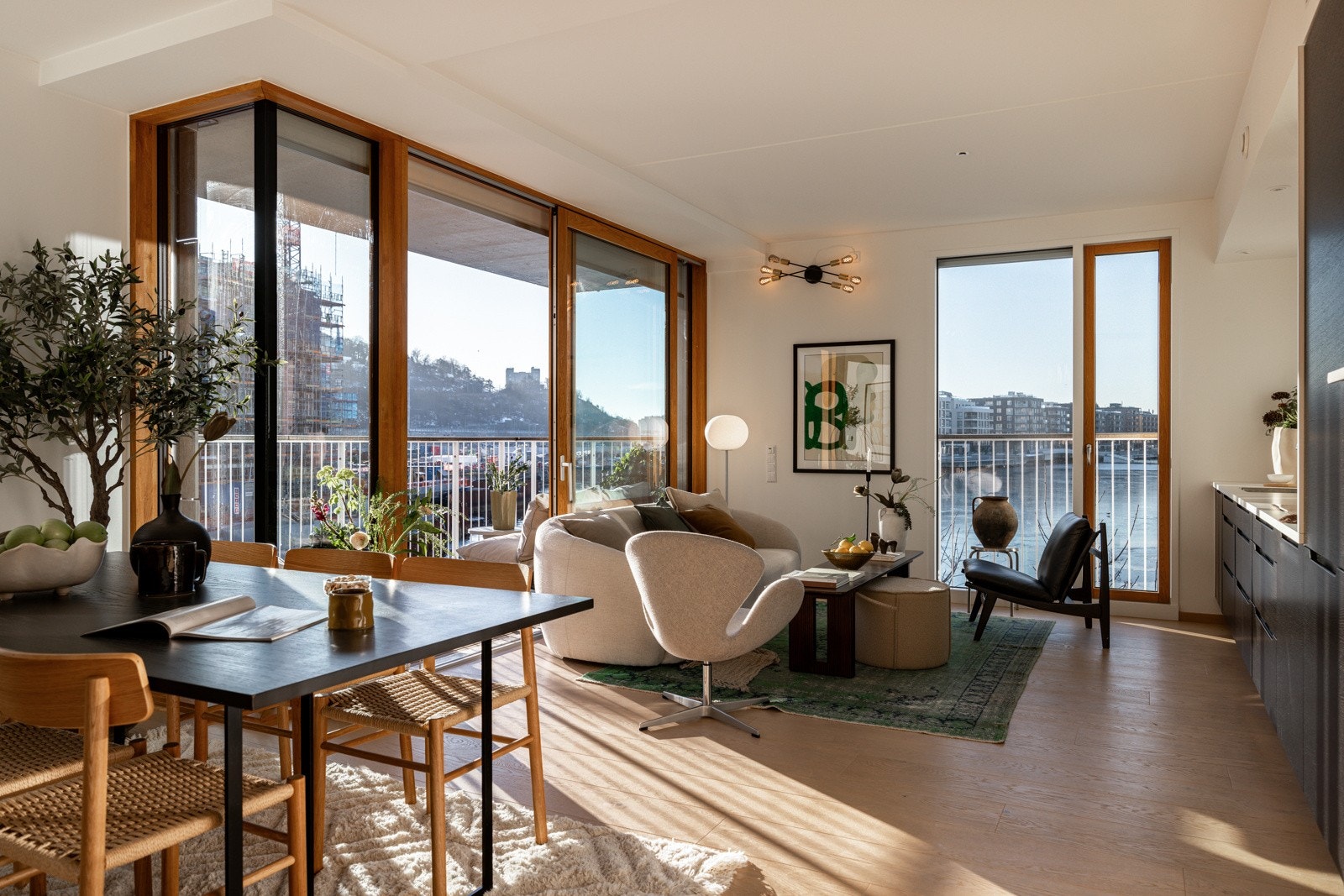 Svært lys og innbydende hjørnestue. Galleribilde