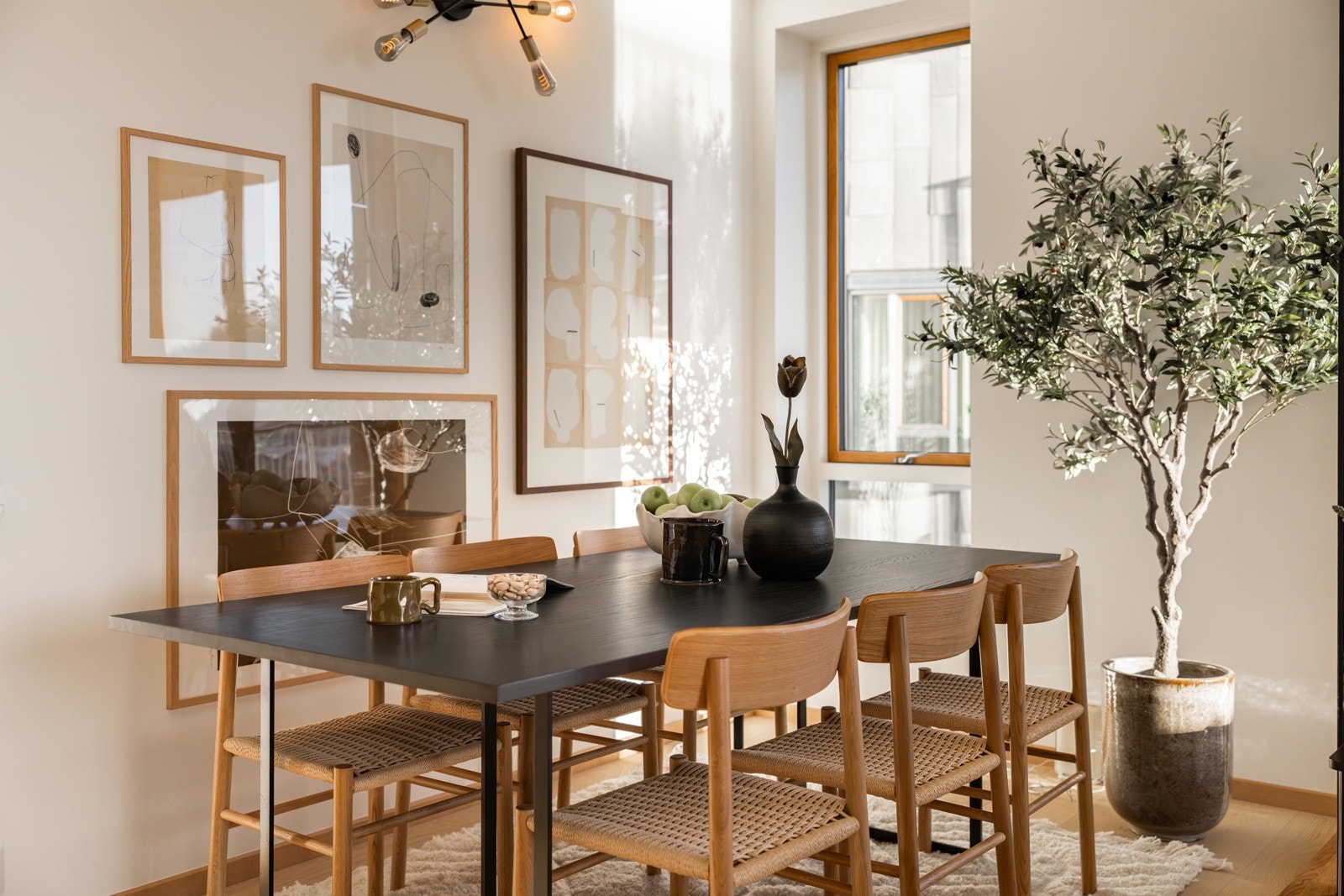 Veleget plass til stor spisegruppe i allrommet. Galleribilde