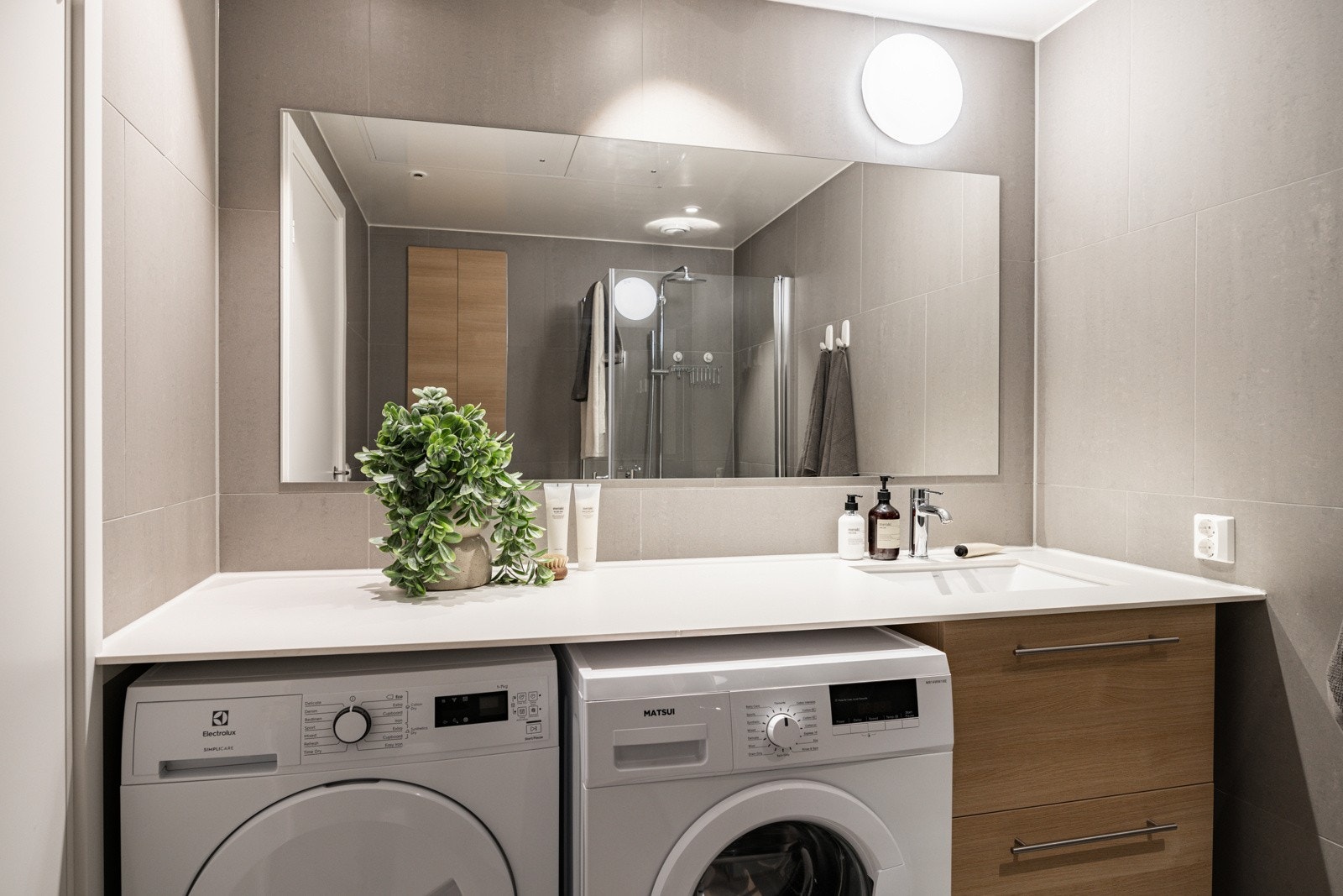 Under benkeplaten er det rom for både vaskemaskin og tørketrommel. Galleribilde