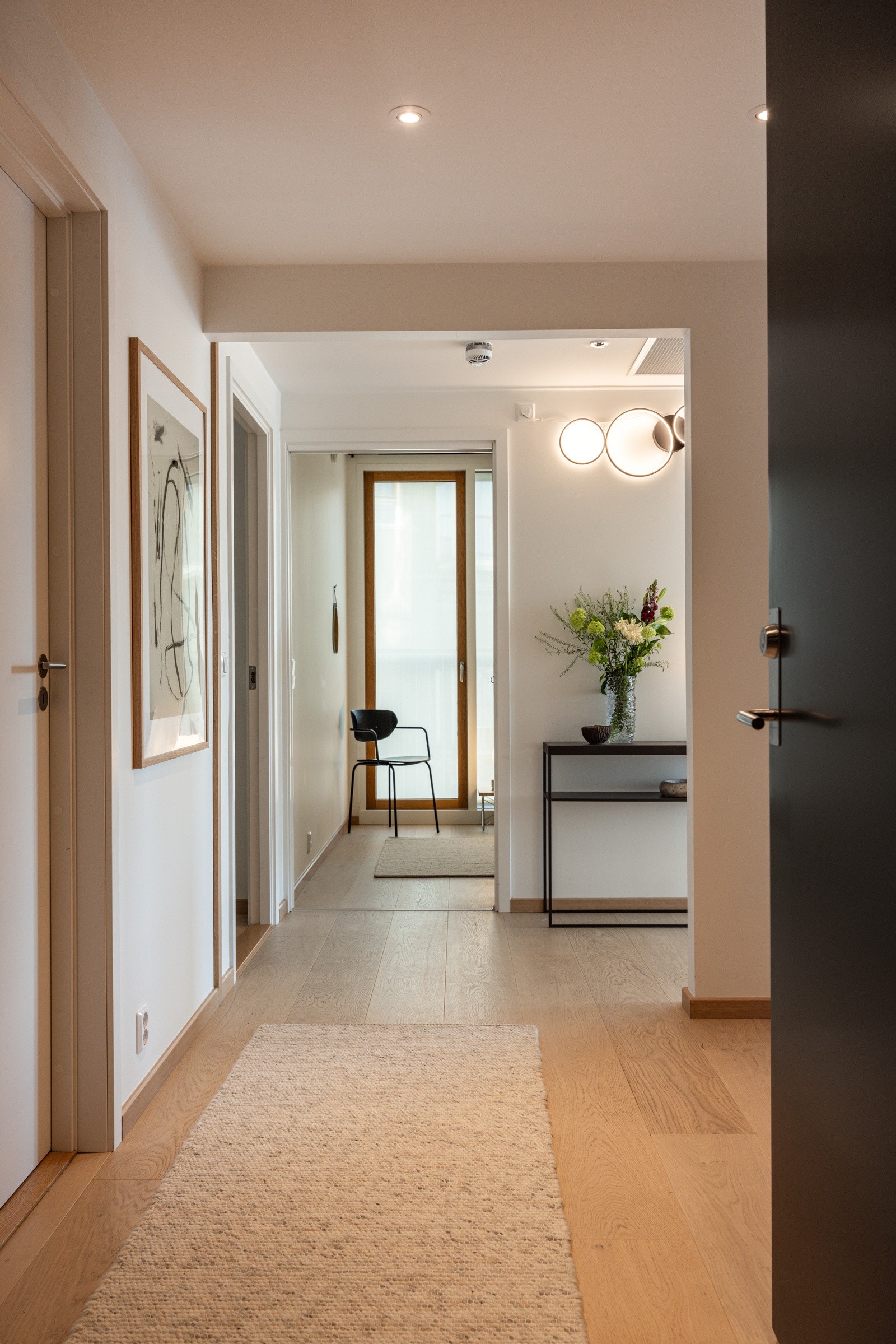 Et flott 1-stavs parkettgulv er gjennomgående, og leiligheten blir oppvarmet med vannbåren gulvvarme. Galleribilde