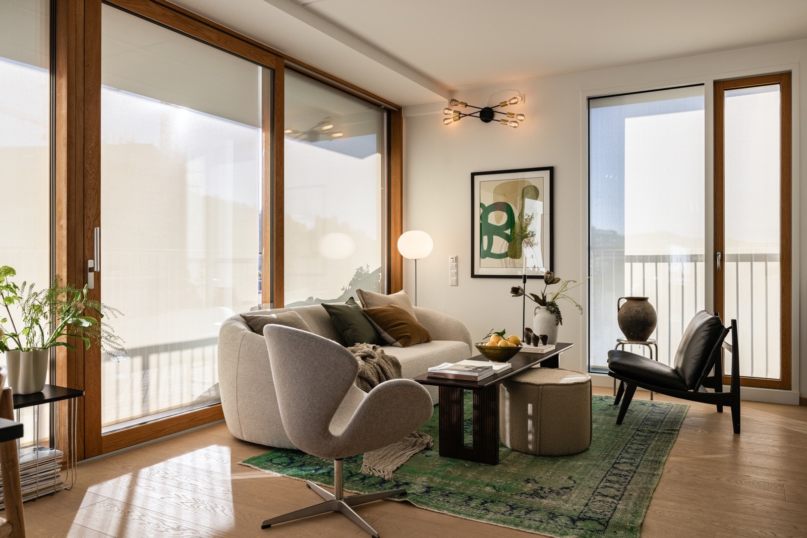 Det er montert elektrisk solskjerming på alle vinduer. Galleribilde