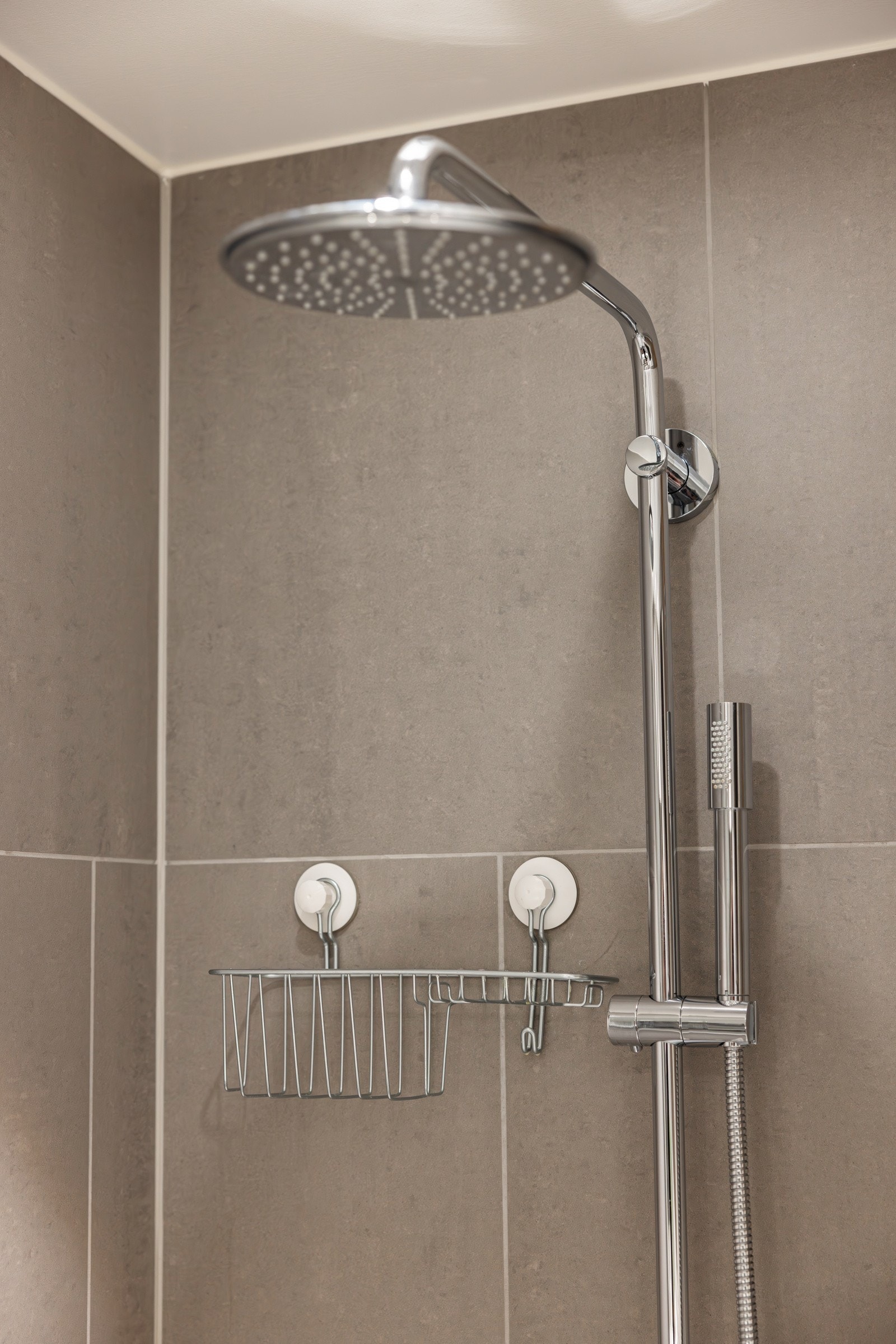 Regnfallsdusjen er en delikat detalj på baderommet. Galleribilde