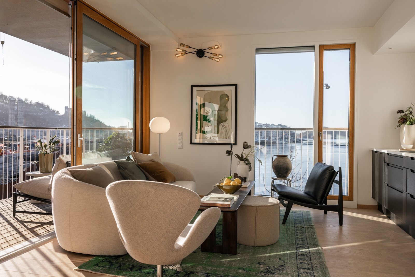 En takhøy skyvedør sørger for sømløs overgang mellom ute- og innerom. Galleribilde