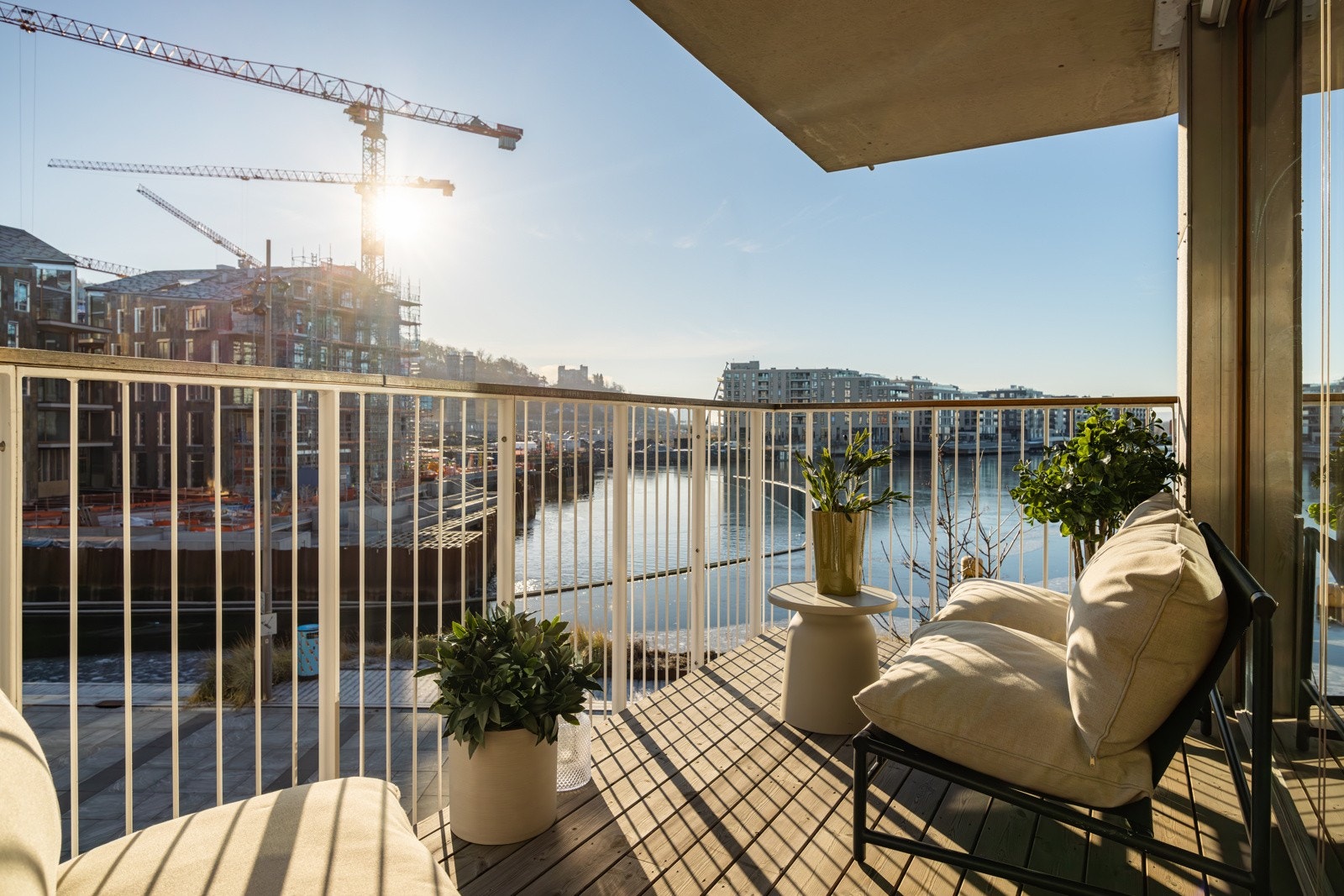 Svært gode solforhold og utsyn over et unikt nabolag. Galleribilde