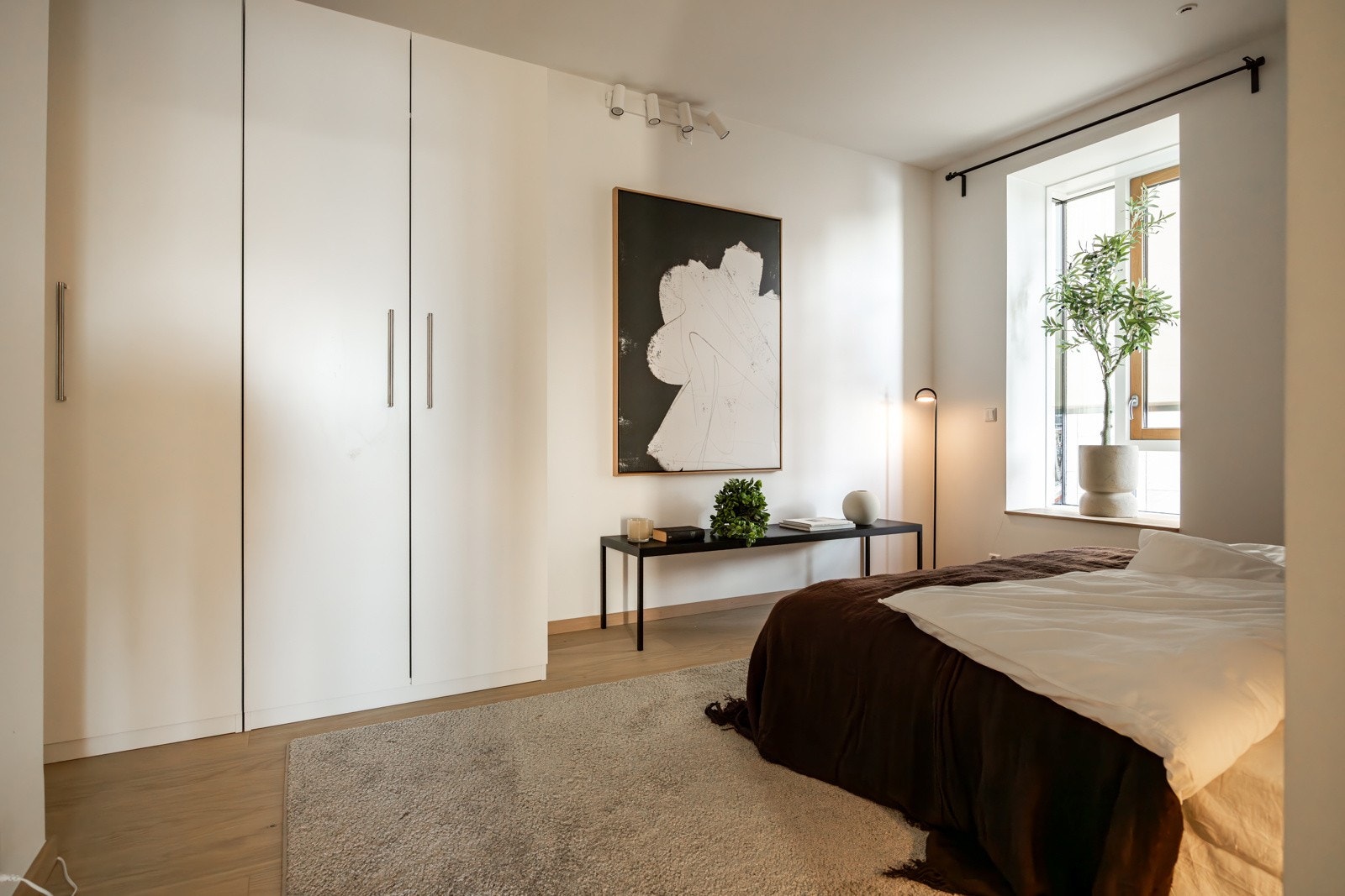 Praktisk oppbevaring i dype garderobeskap. Galleribilde