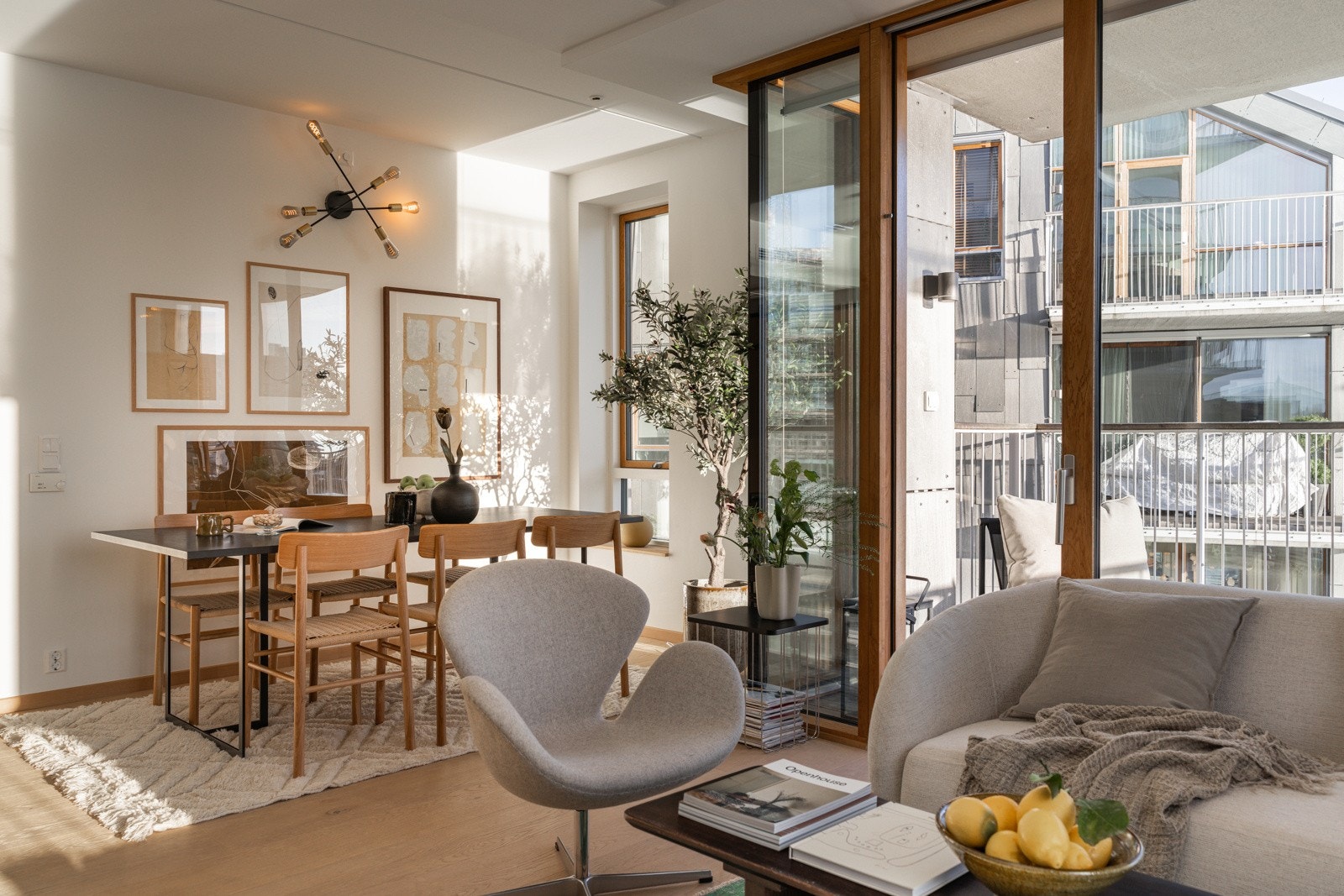 Leiligheten byr på generøs takhøyde, høye vinduer og utsøkt materialvalg. Galleribilde