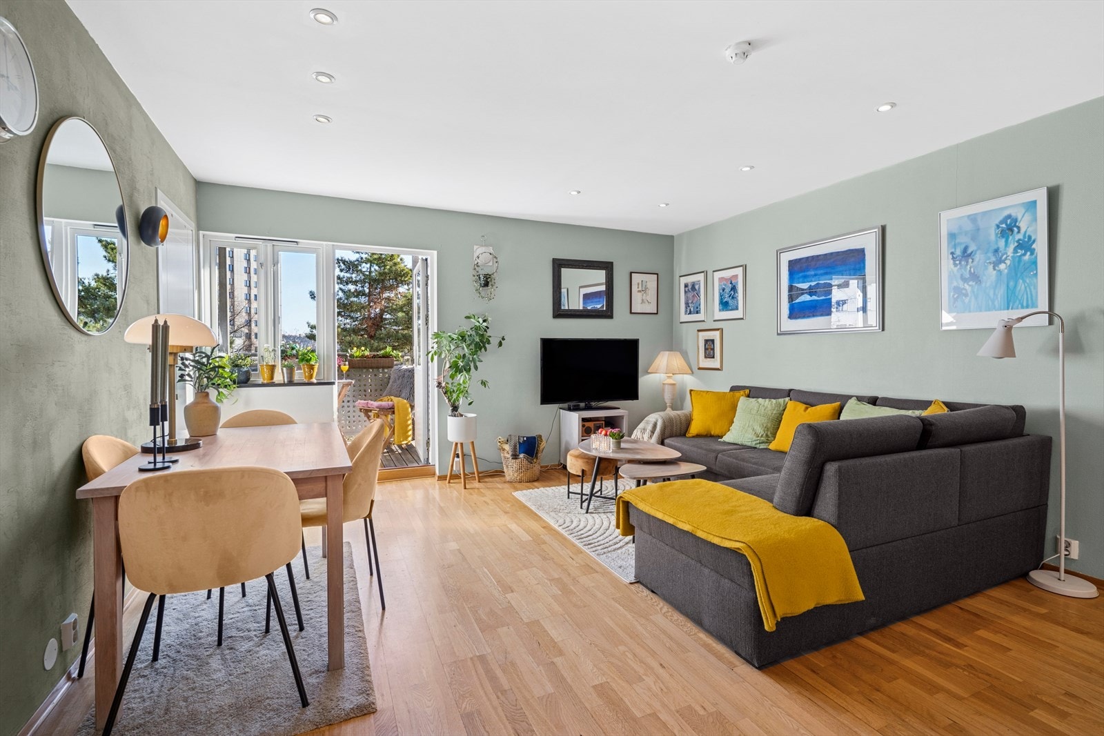 Det er plass til både sofagruppe og spisebord. Galleribilde