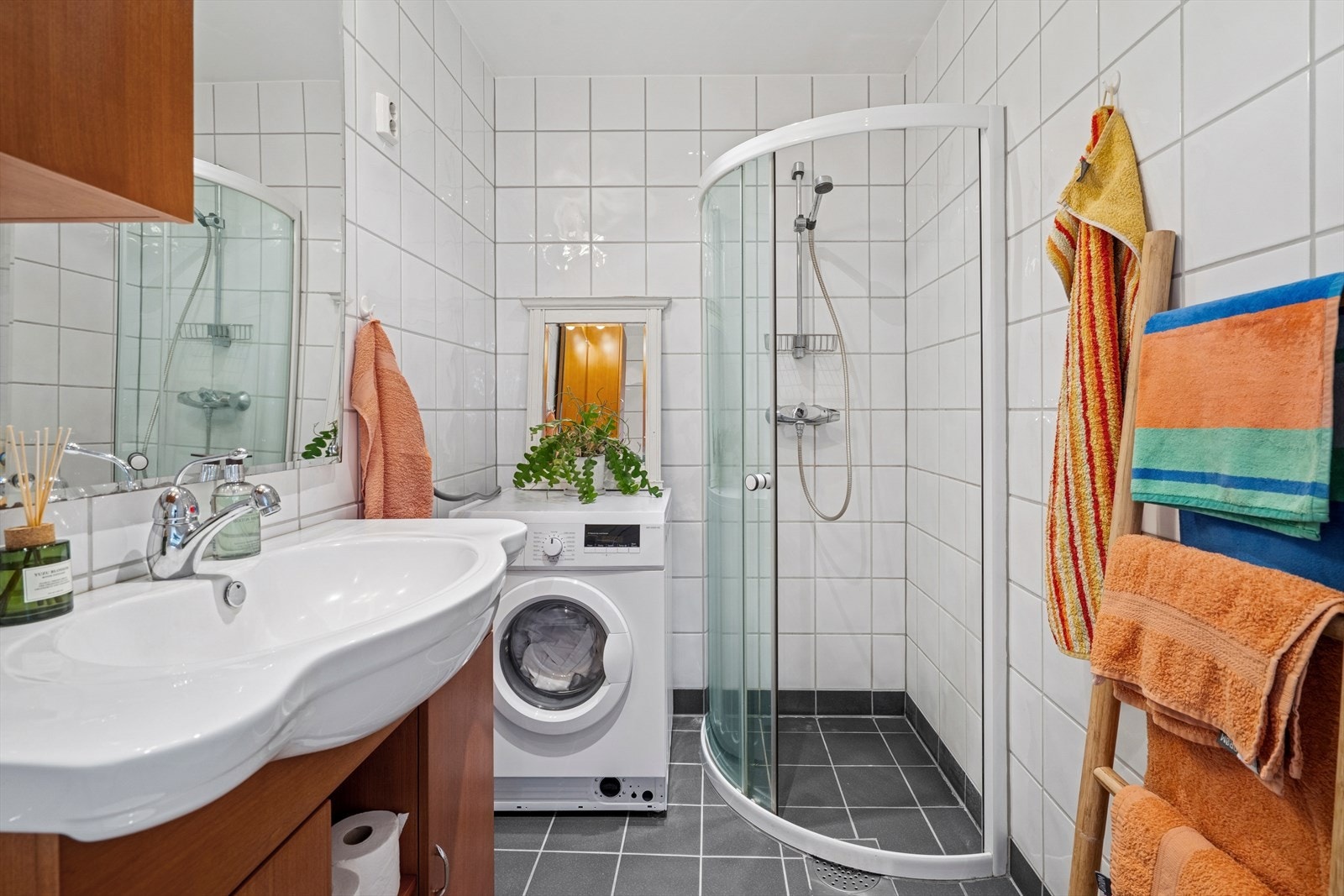 Badet har flislagte overflater og elektriske varmekabler i gulv. Galleribilde