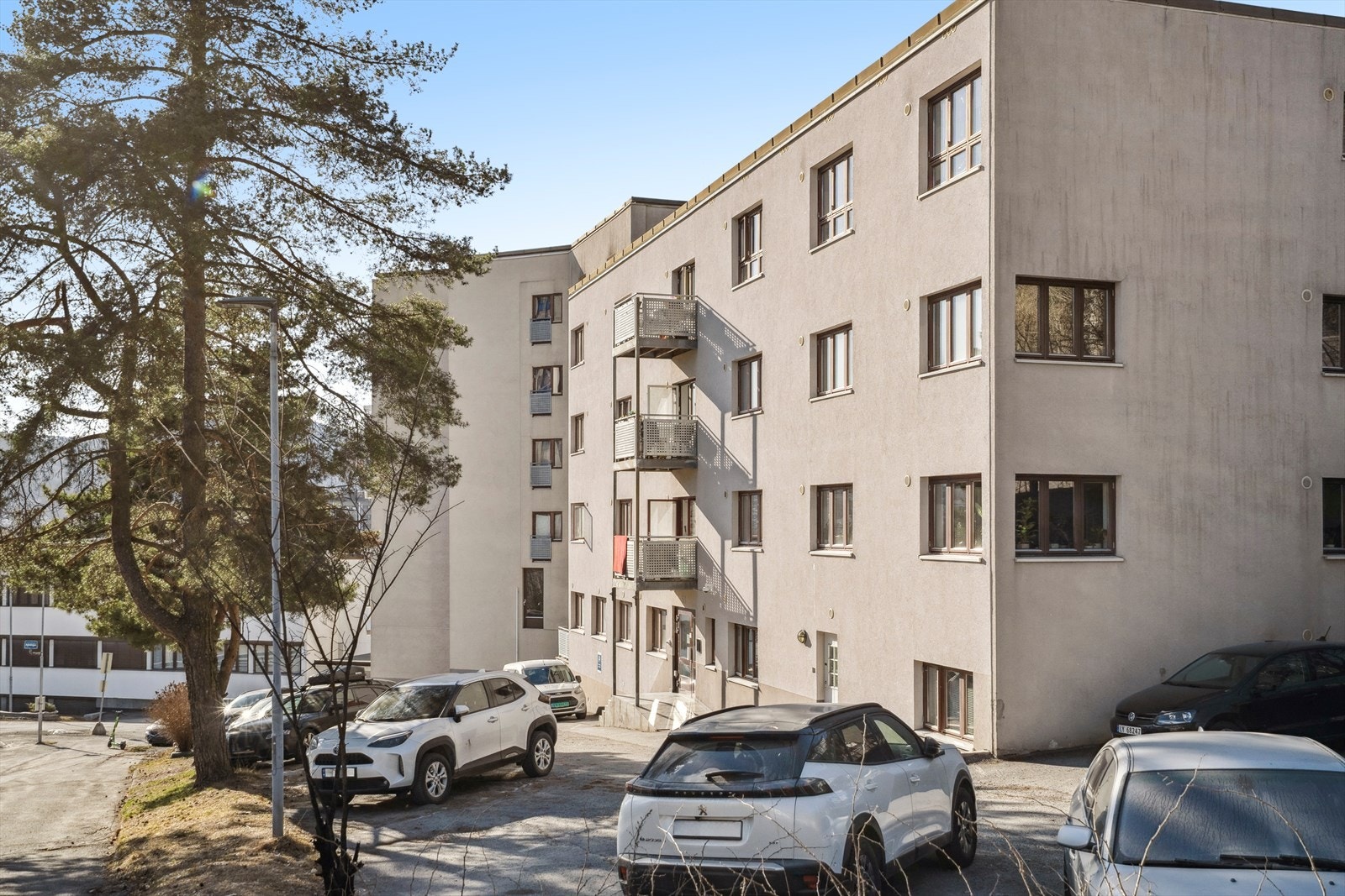 Leiligheten ligger et steinkast unna flotte turstier, og har kort gangavstand til sentrum. Galleribilde