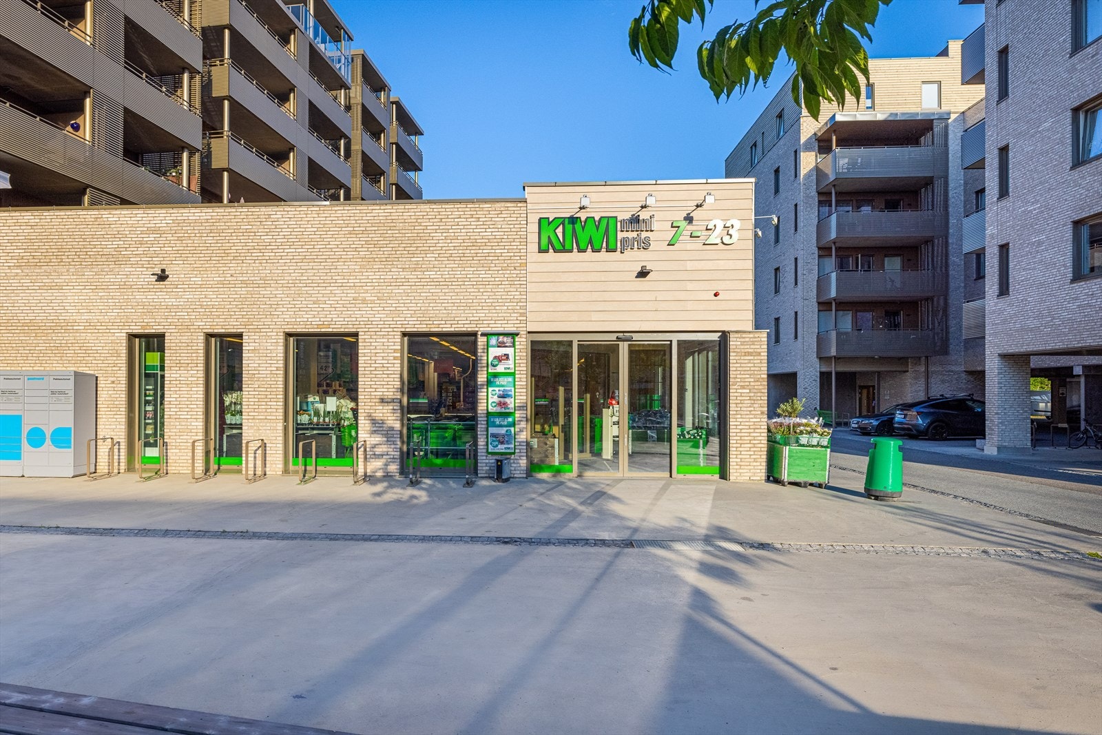 Daglig handel kan gjøres ved bl.a. Kiwi i sentrum av Frogner eller Kiwi Fjellbo. Det ligger også en rekke matbutikker på Skedsmokorset og Kløfta. Galleribilde