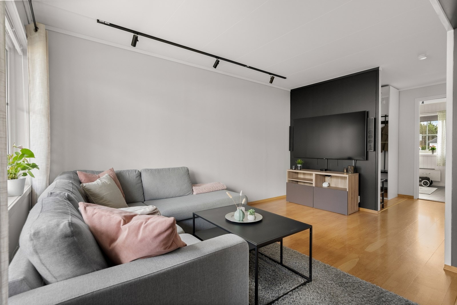 I rommet er det plass til sofa, tv-møbel og spisegruppe. Galleribilde