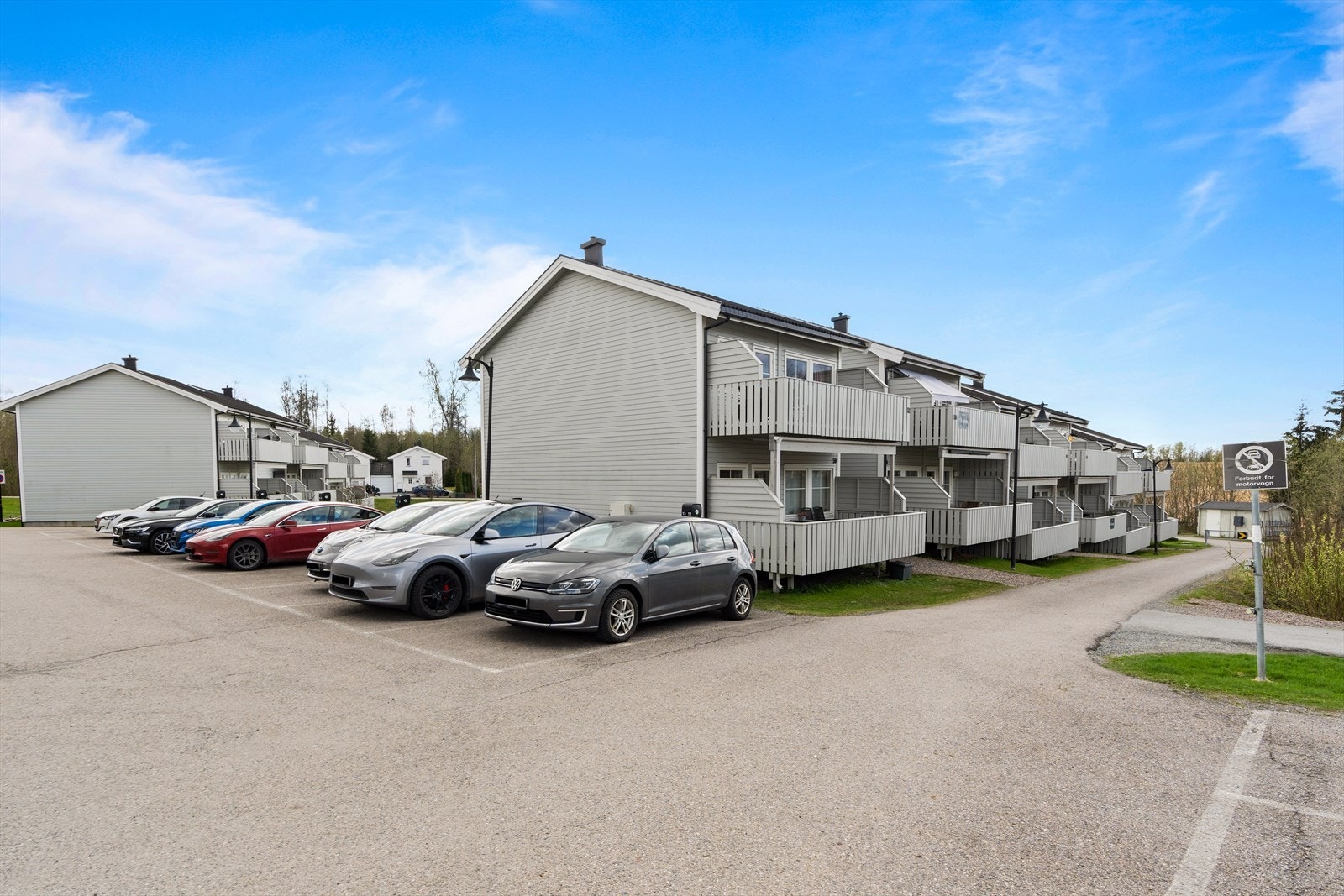 Det medfølger en parkeringsplass med opplegg for el-bil lader. Galleribilde