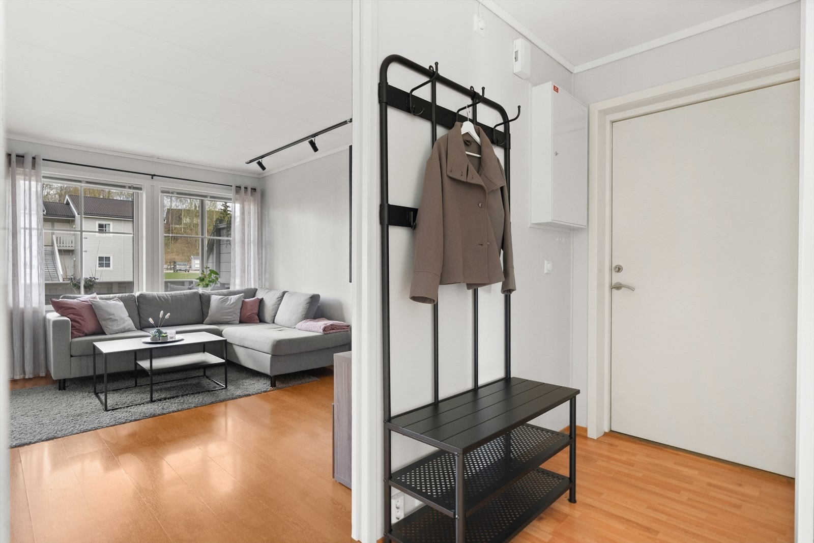 Videre er det inngang til stuen. Rommet har godt med naturlig lysinnslipp fra store vindusflater, samt fint utsyn. Galleribilde