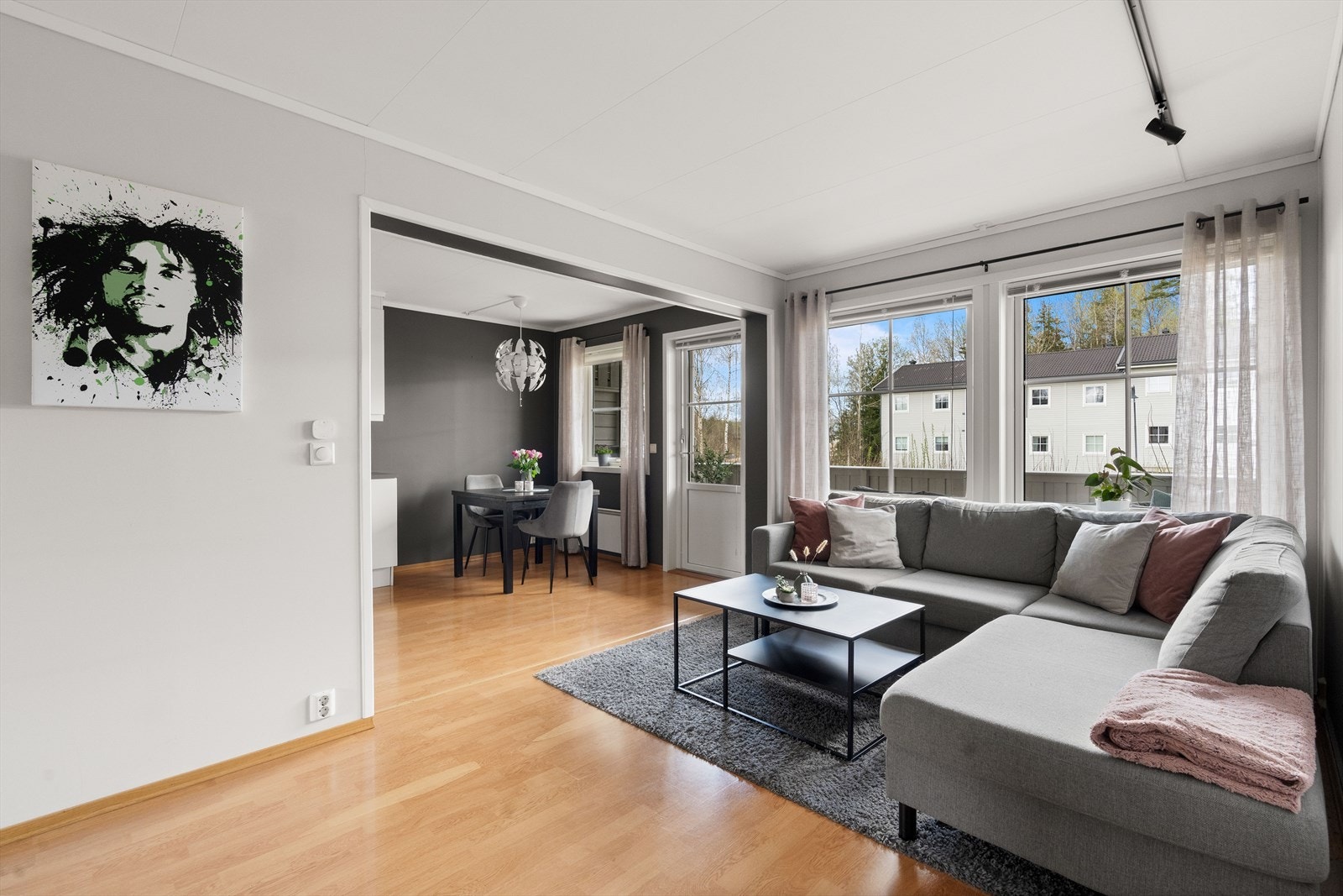 Det er utgang fra kjøkken/stue til en romslig balkong på ca 14 m². Galleribilde