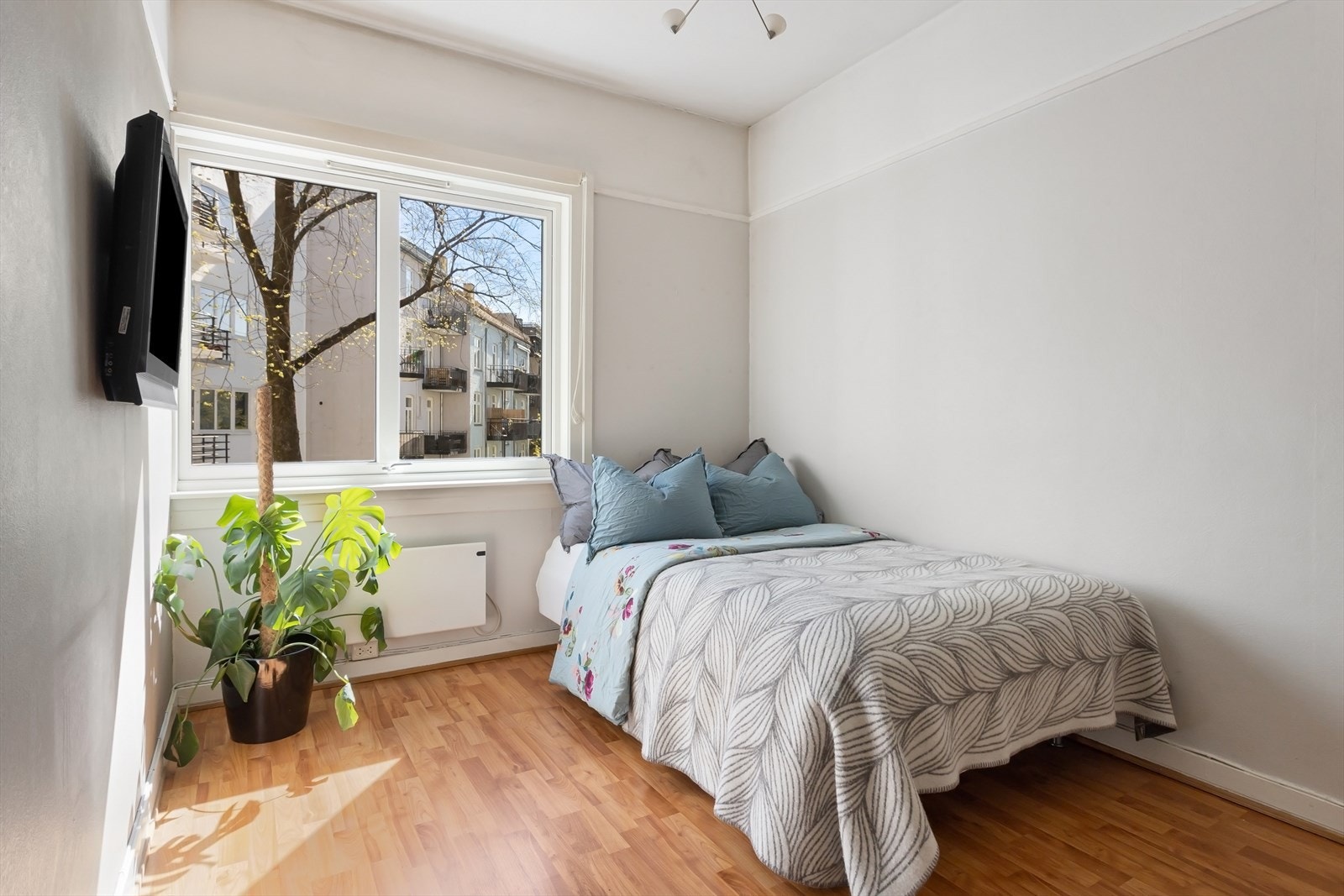 Rommet vender inn mot bakgård - Også her god takhøyde Galleribilde