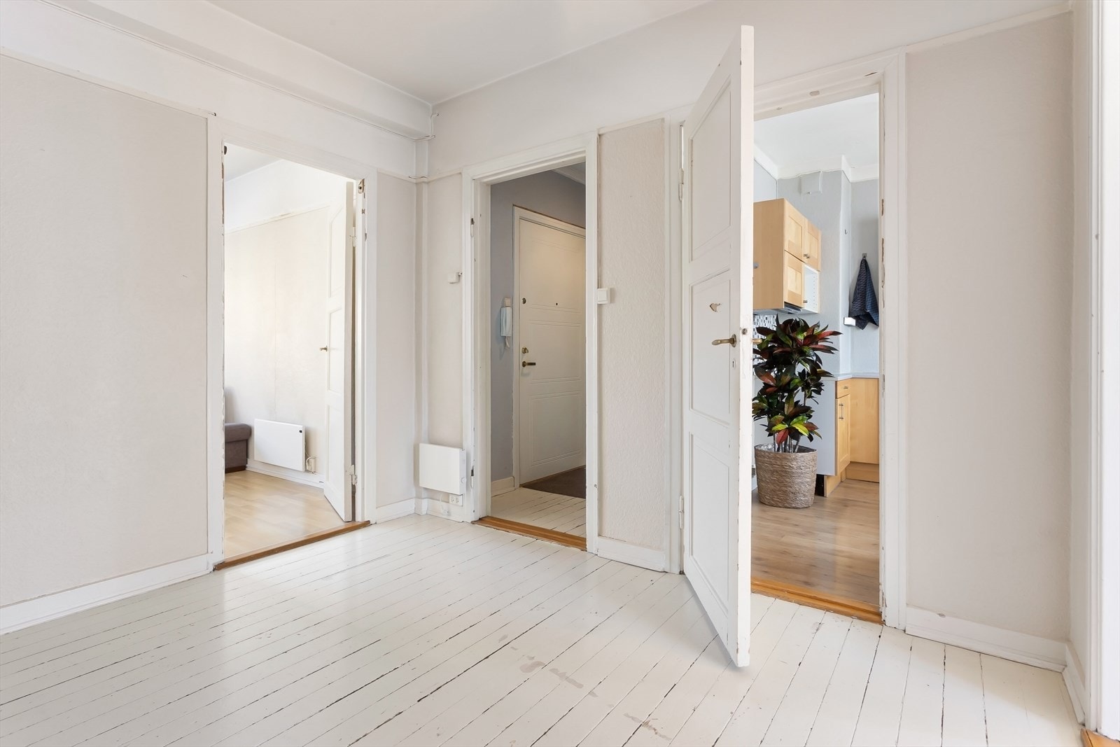 Stor gang/hall - Her har nabo flyttet ut kjøkken Galleribilde