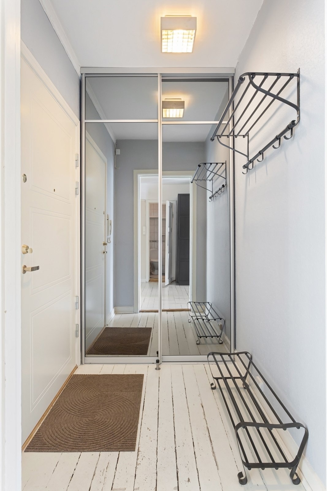 Skyvedørsgarderobe for lagring i gang Galleribilde
