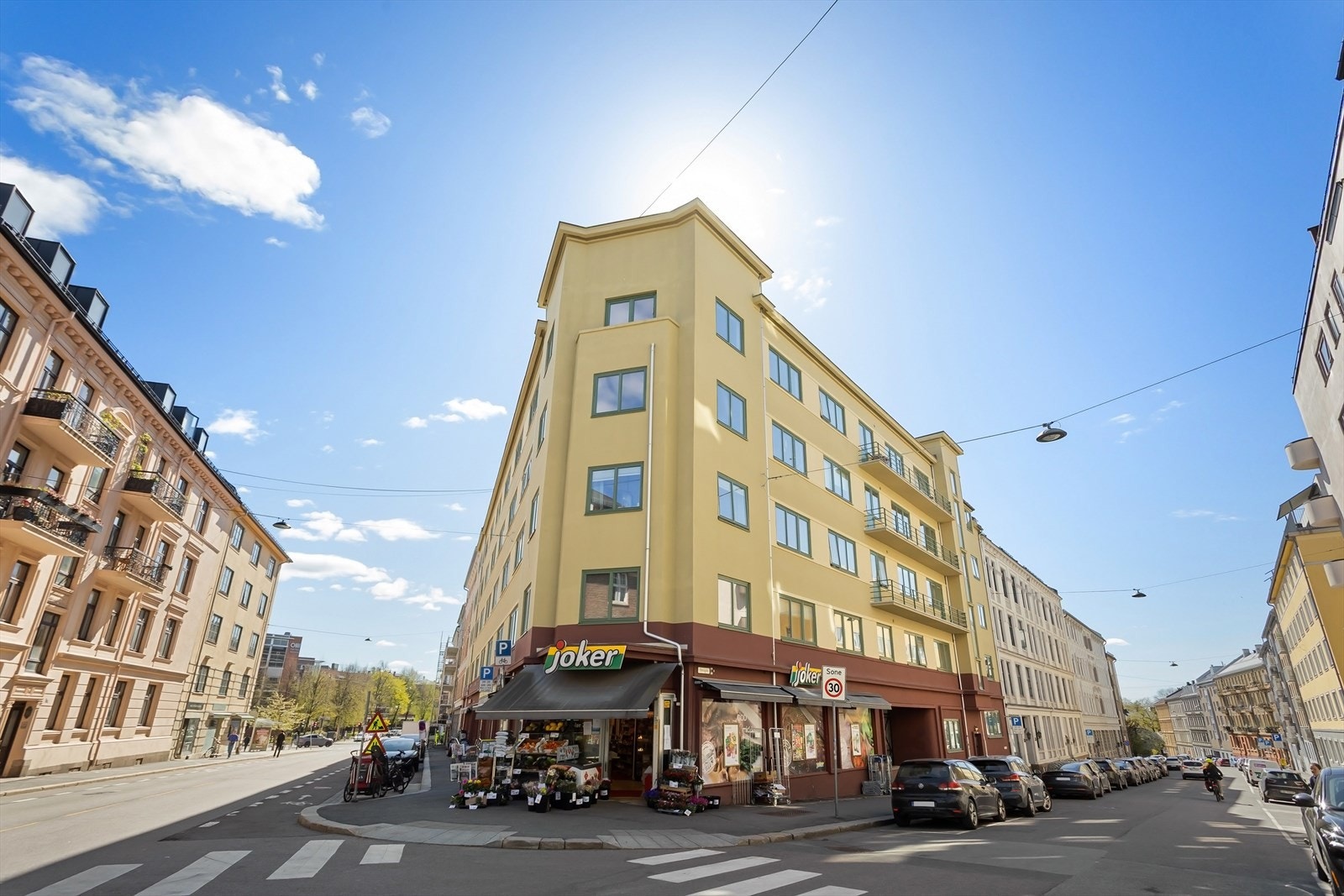 Velholdt og solid bygg med kun 1 min til Trikken og søndagsåpen Joker i første etasje Galleribilde