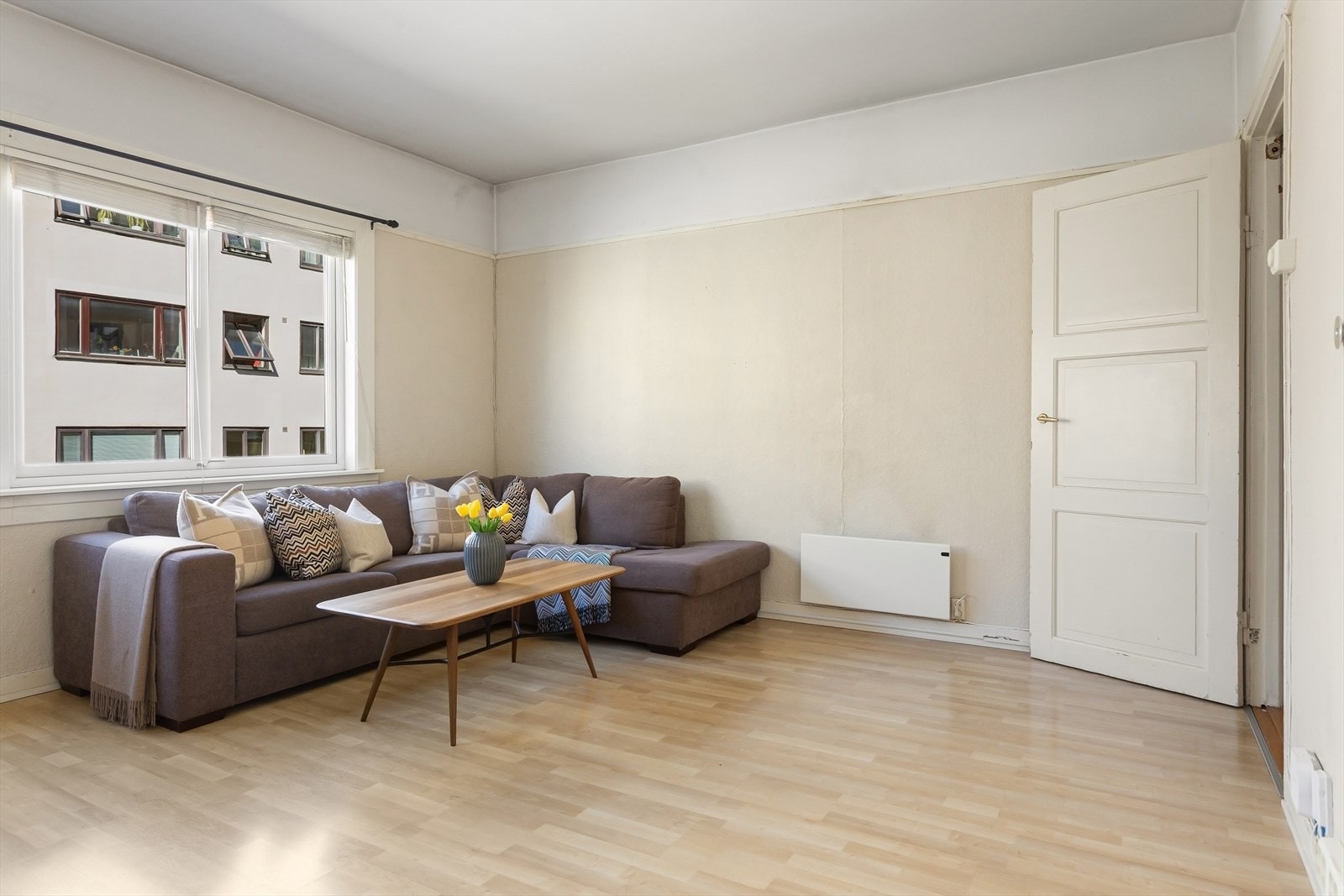 God plass for stor sofagruppe og spisebord, samt ildsted Galleribilde