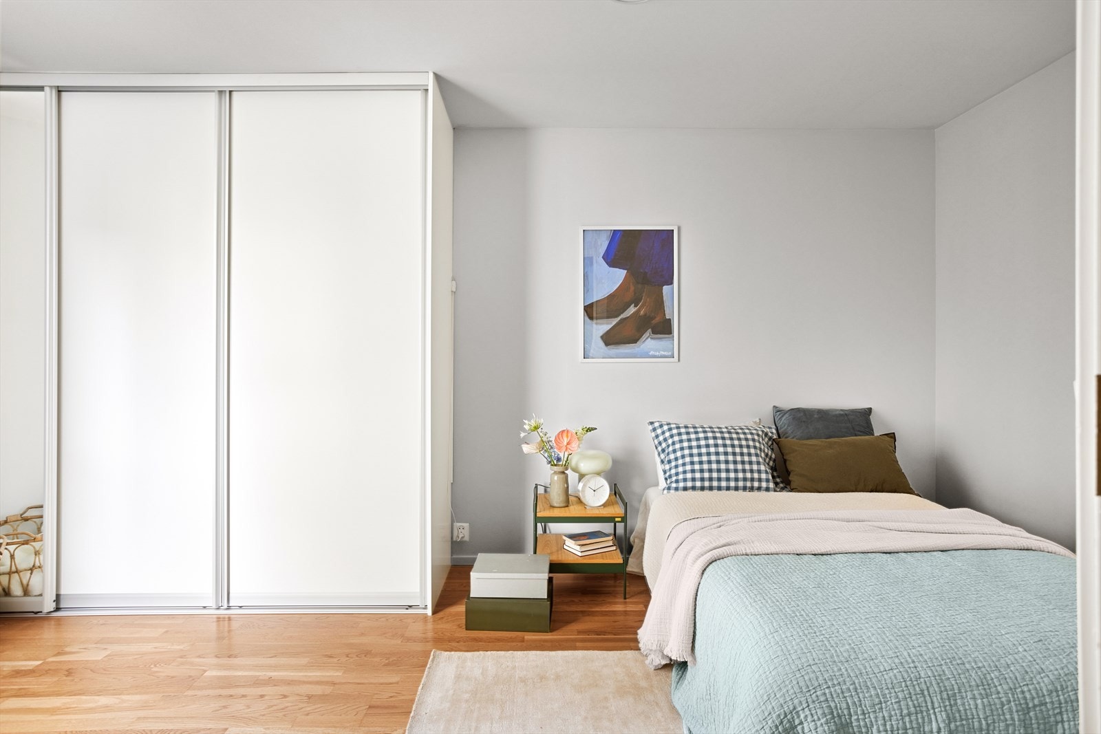 Romslig soverom med plass til både dobbeltseng og medfølgende skyvedørsgarderobe. Galleribilde