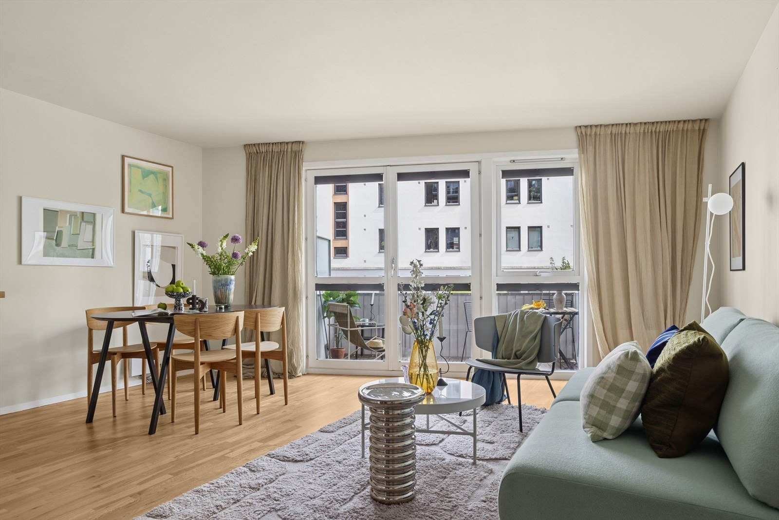 I stuen er det god plass til både sofahjørne, TV-møblement og spisegruppe. Galleribilde