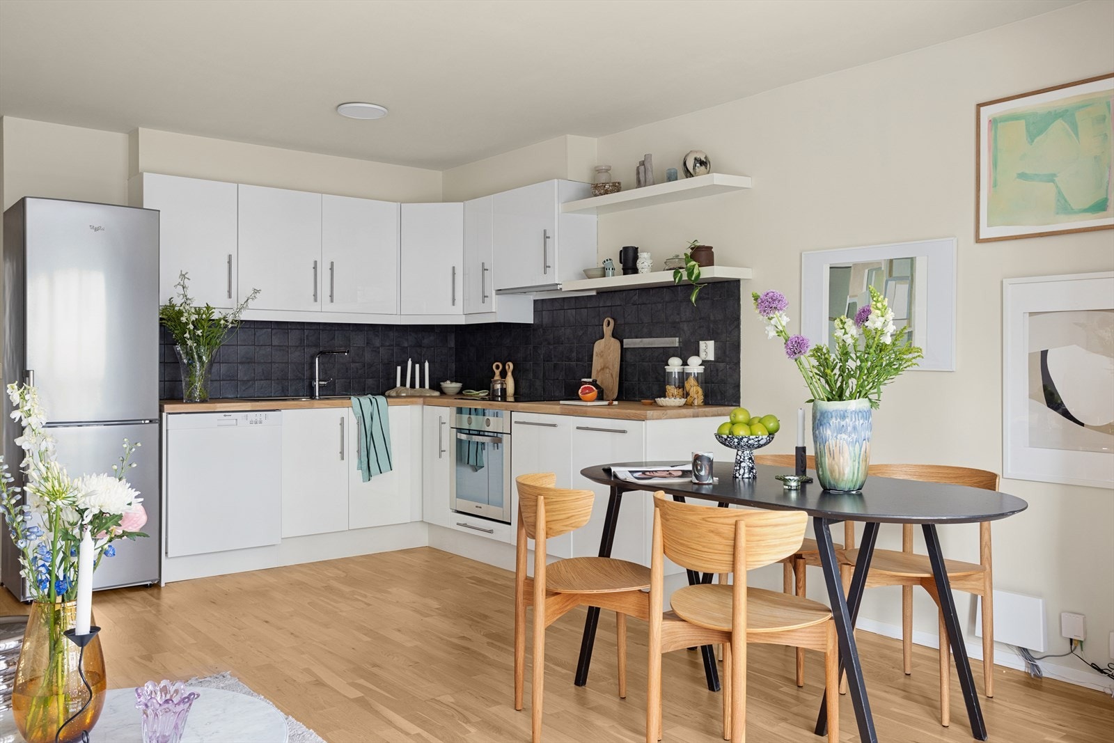 Kjøkkenet ligger i åpen løsning mot stuen, som gir et sosialt og romslig preg. Galleribilde