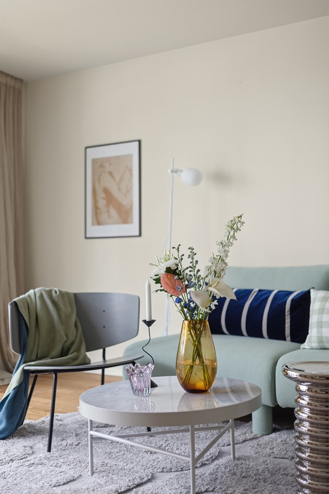 Stuen er lys og innbydende med parkett på gulvet og lysmalte overflater. Galleribilde