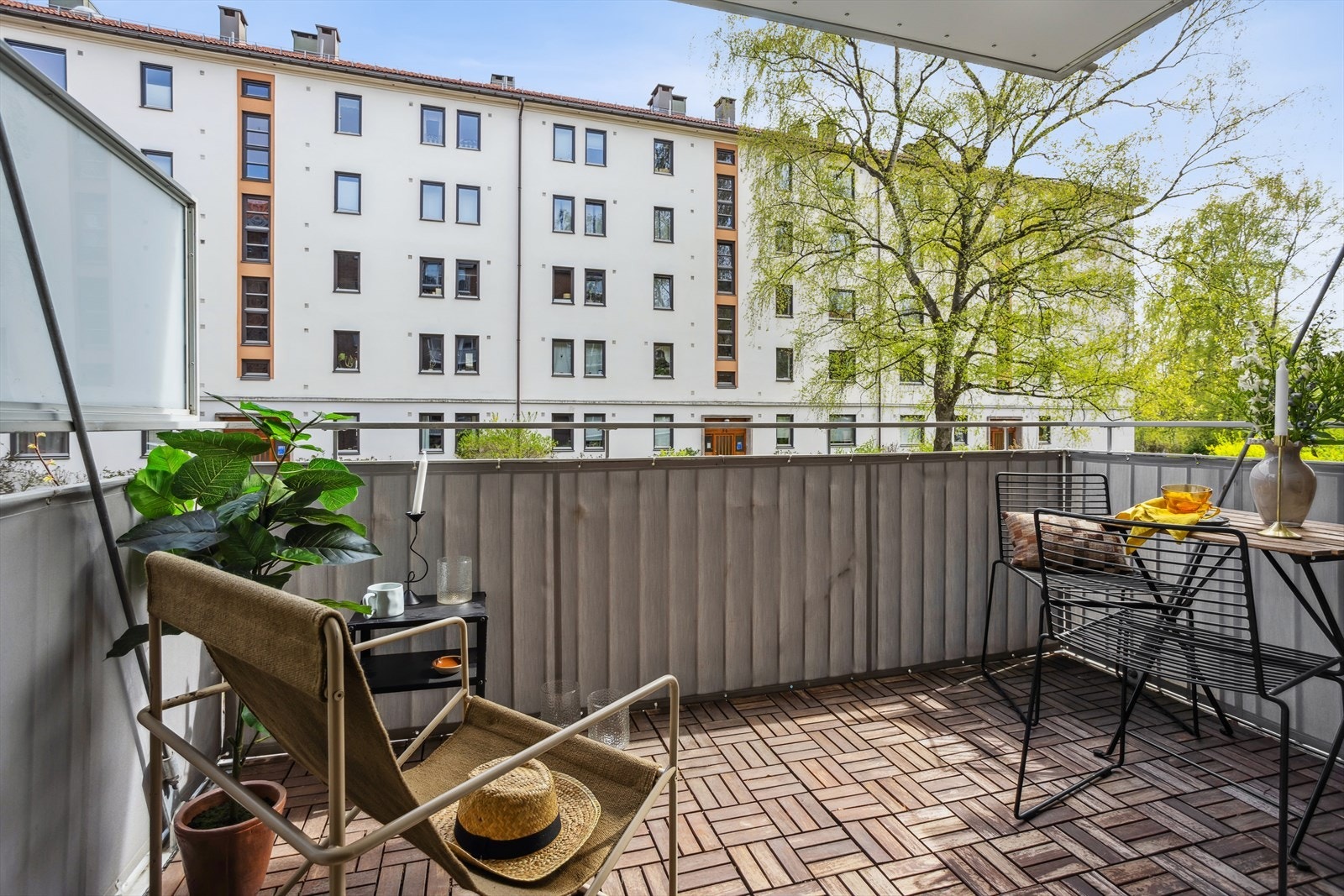 Balkongen er overbygget og fungerer som en naturlig forlengelse av stuen. Galleribilde