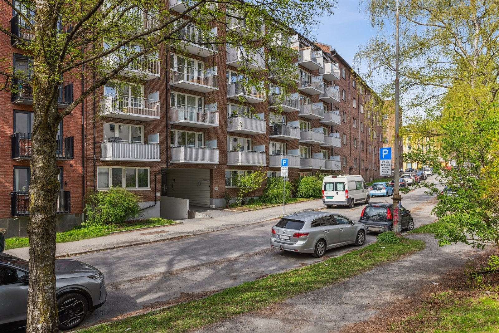 Leiligheten har en rolig og tilbaketrukket beliggenhet rett ved Advokat Dehlis plass på Bjølsen. Galleribilde