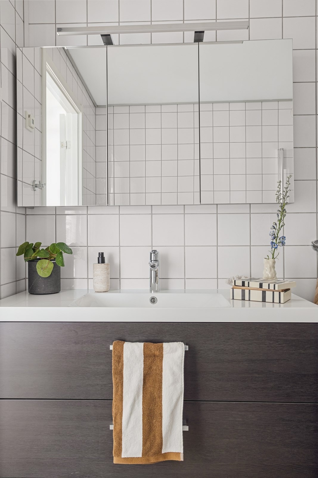 Badet er oppgradert i 2025 med nytt baderomsmøbel, dusjvegger, dusjarmatur og lyslist. Galleribilde