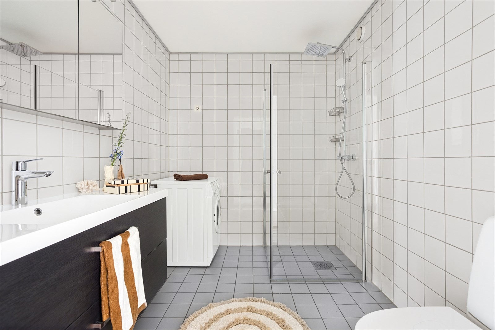 Romslig bad med flislagte overflater. Galleribilde