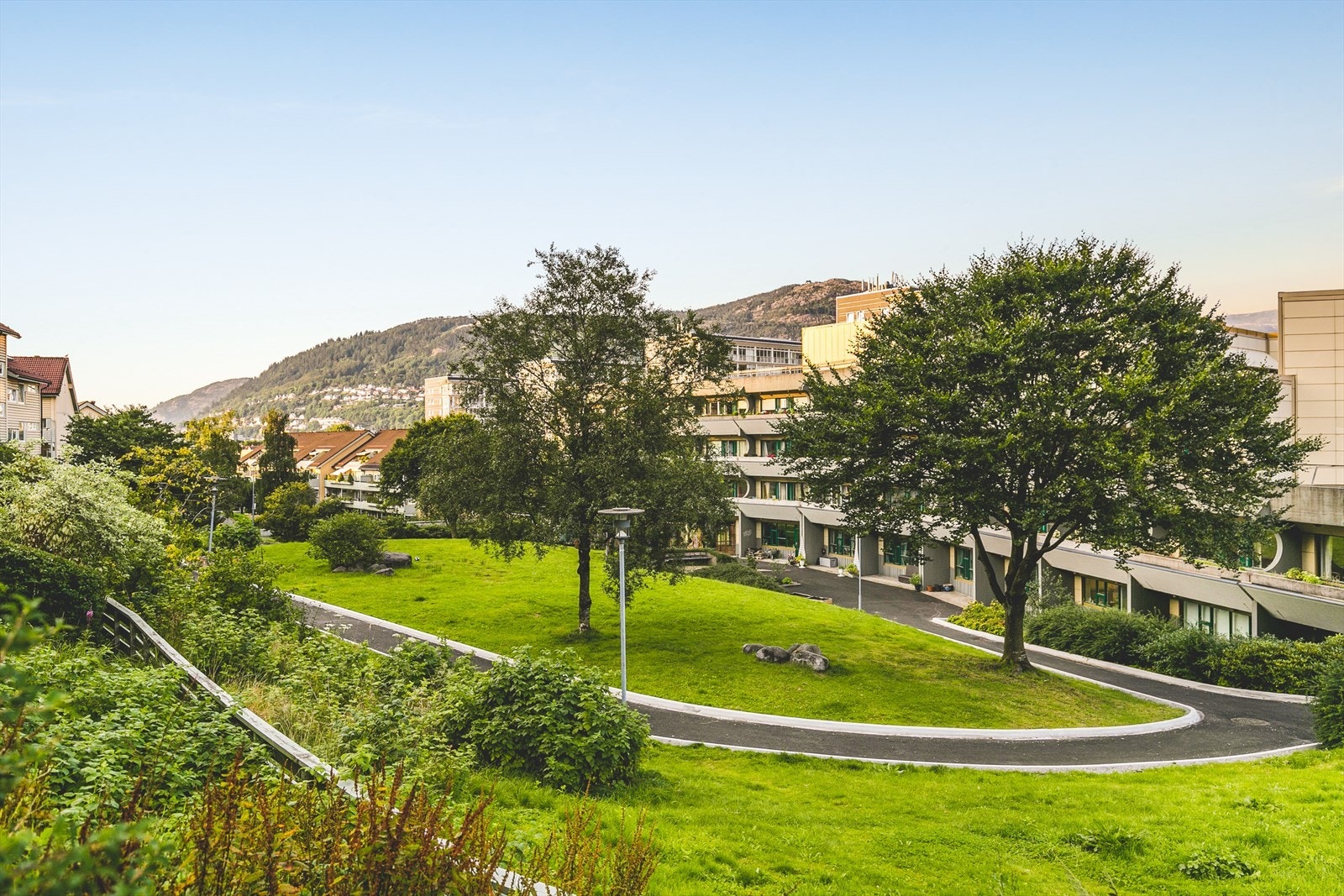 Danmarksplass er et flott område i vekst med badebrygger, restauranter, treningssentre, bybane, og mye mer! Galleribilde