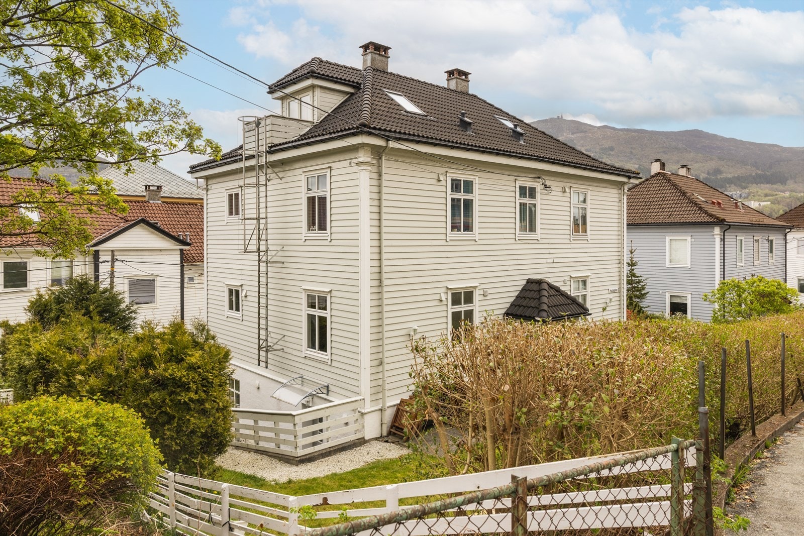 Boligen har en flott beliggenhet i nærheten av Løvstakken, et av Bergens fineste og mest populære turdestinasjoner. Galleribilde