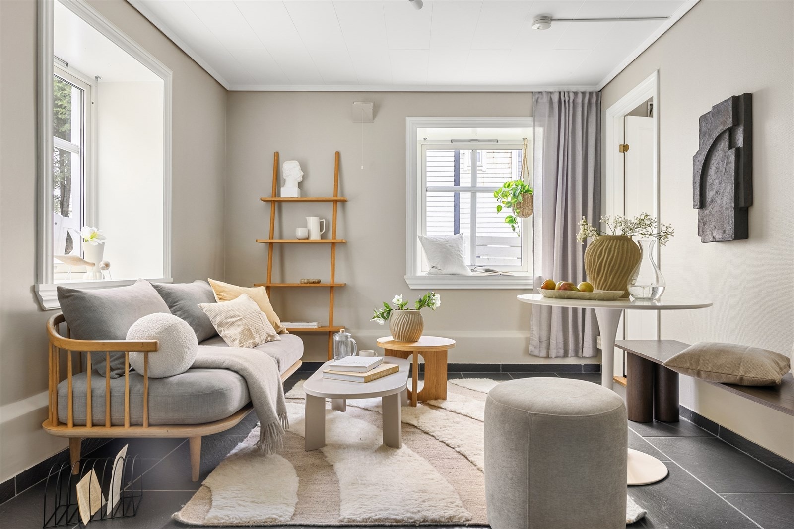 De generøse vindusflatene slipper inn rikelig med naturlig dagslys. Galleribilde