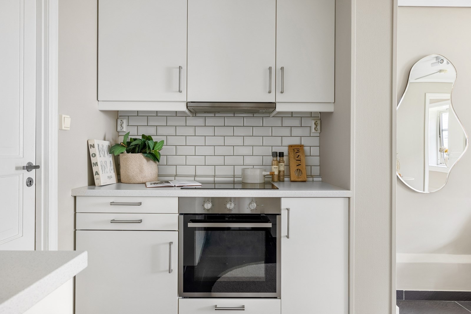 Kjøkkenet har integrert induksjonsplatetopp, stekeovn, kjøl med frys, og oppvaskmaskin. Galleribilde