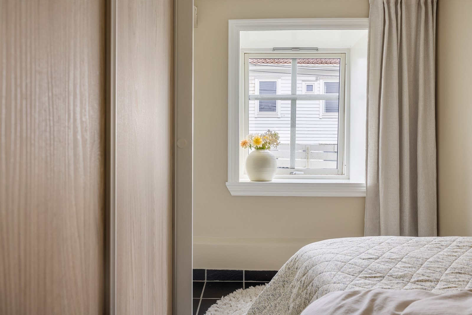 Soverommet har seng av god størrelse, og det medfølger skyvedørsgarderobe. Galleribilde