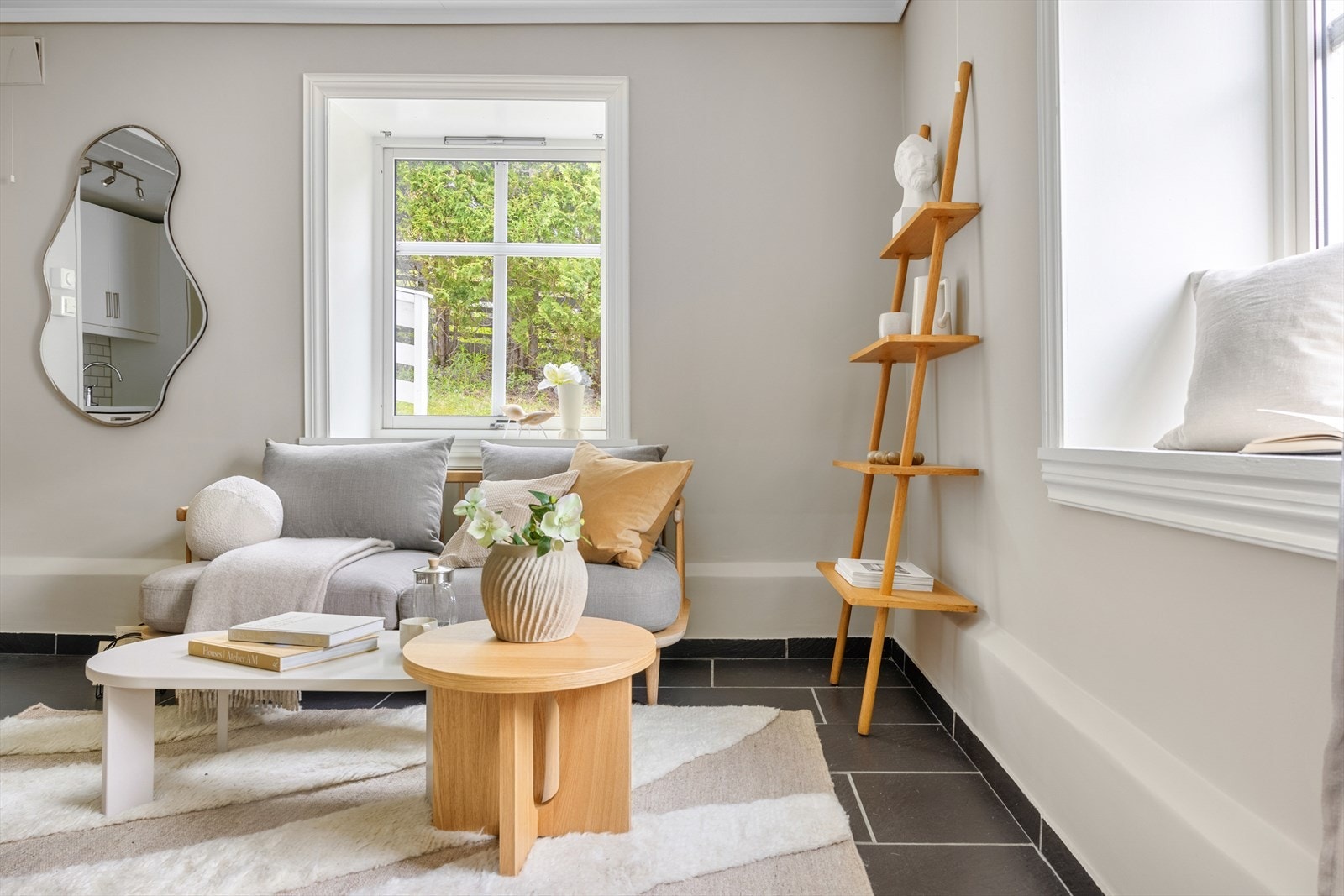 De ulike overflatene og fargekombinasjonene skaper et spennende uttrykk med mange muligheter til styling og møblering. Galleribilde