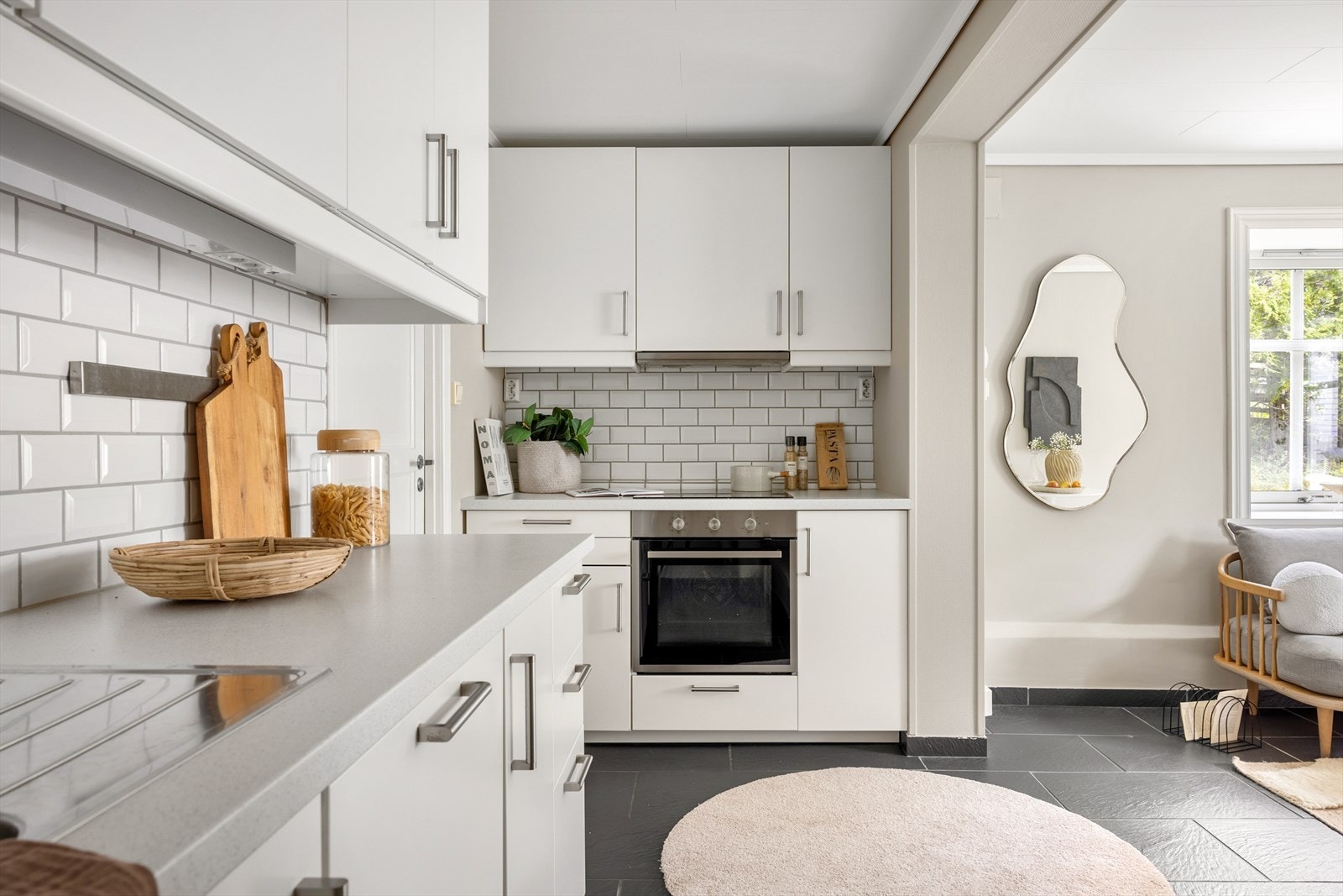 Kjøkkeninnredningen er ny fra 2019 med slette fronter og laminat benkeplate. Galleribilde